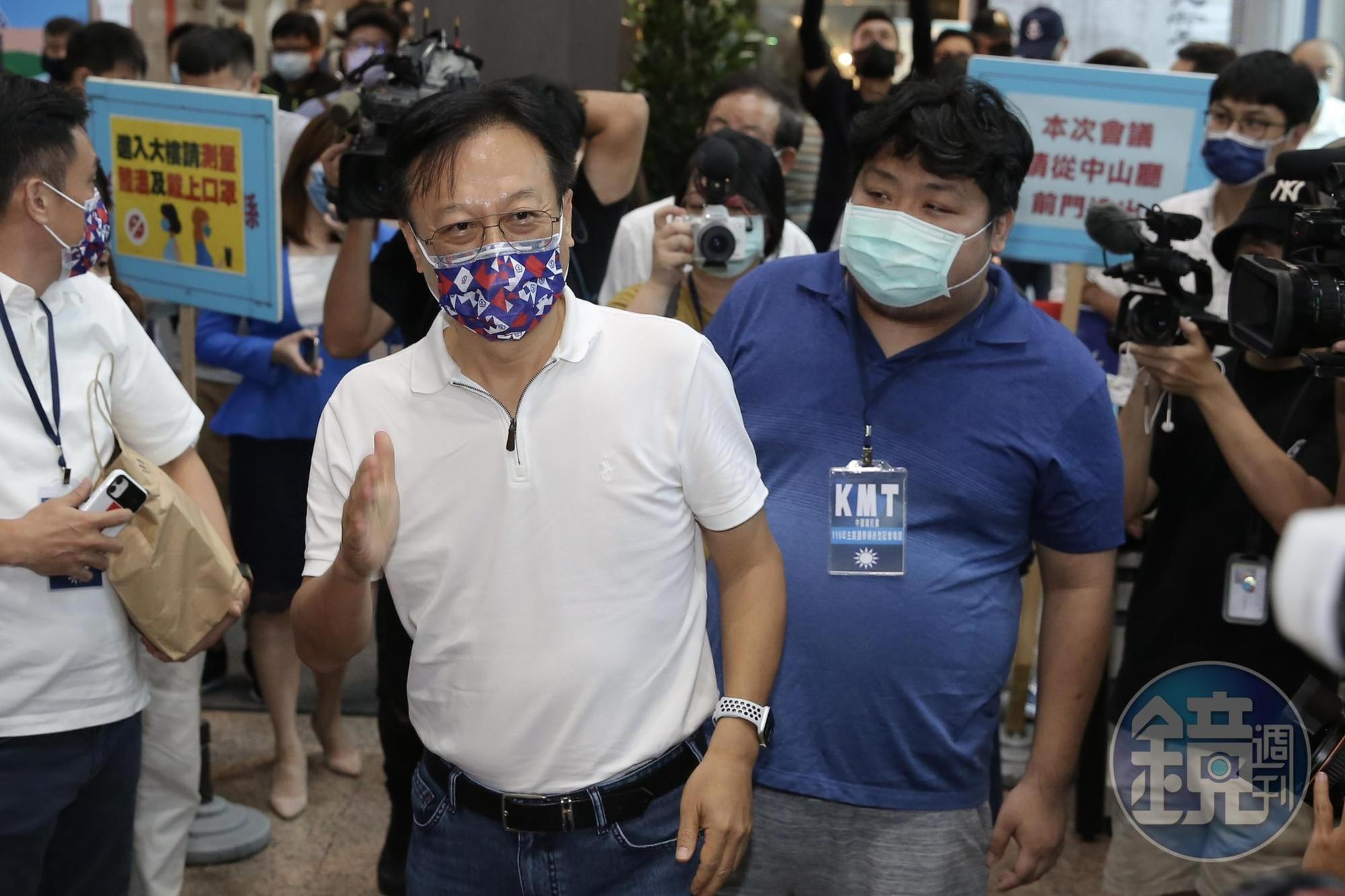前彰化縣縣長卓伯源(左)參選國民黨主席,請來知名網紅「亞洲統神」(右)到場力挺。