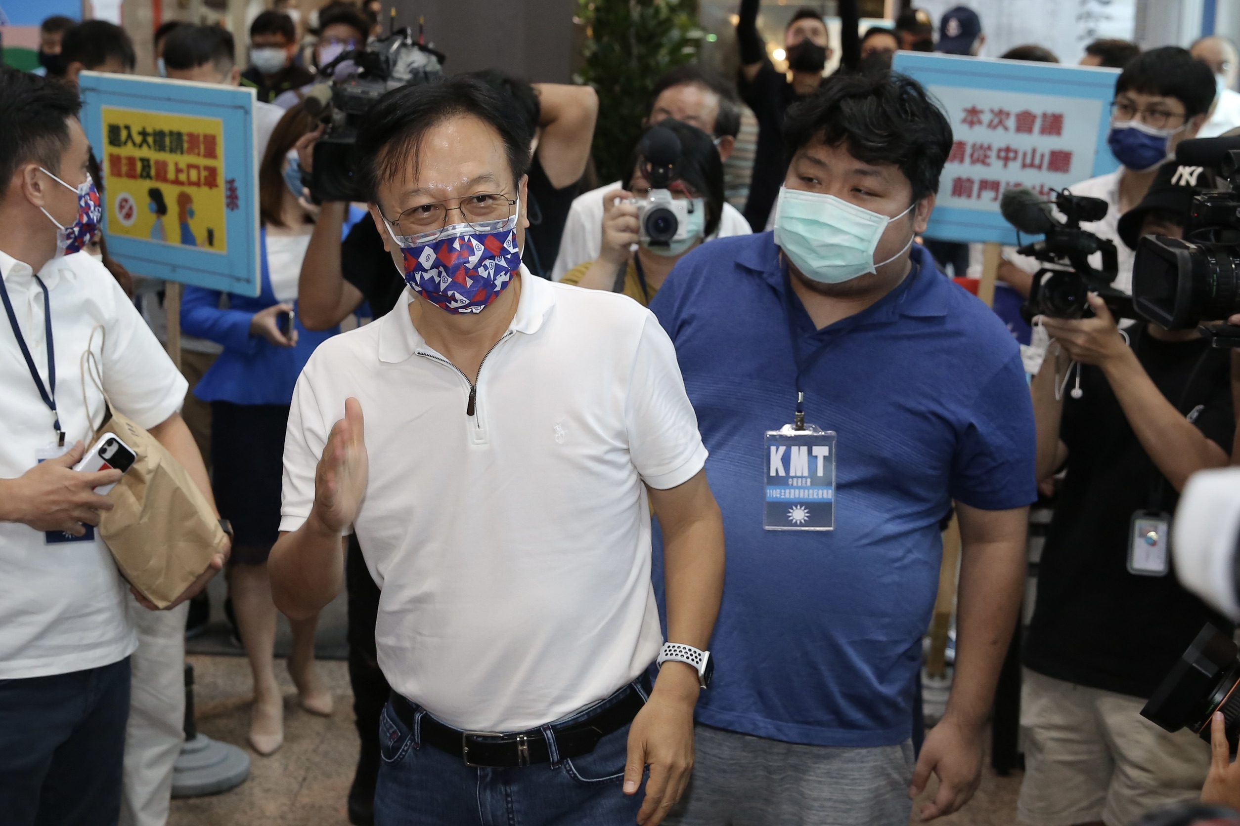 前彰化縣縣長卓伯源(左)參選國民黨主席,請來知名網紅「亞洲統神」(右)到場力挺。