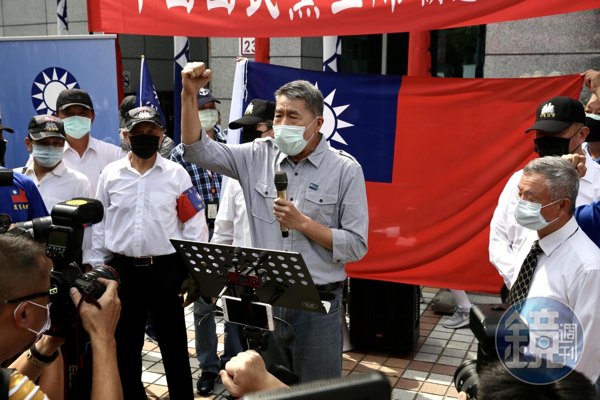 張亞中在國民黨主席登記參選最後1天完成登記,並發表「與同志約法三章」,提出3點訴求。