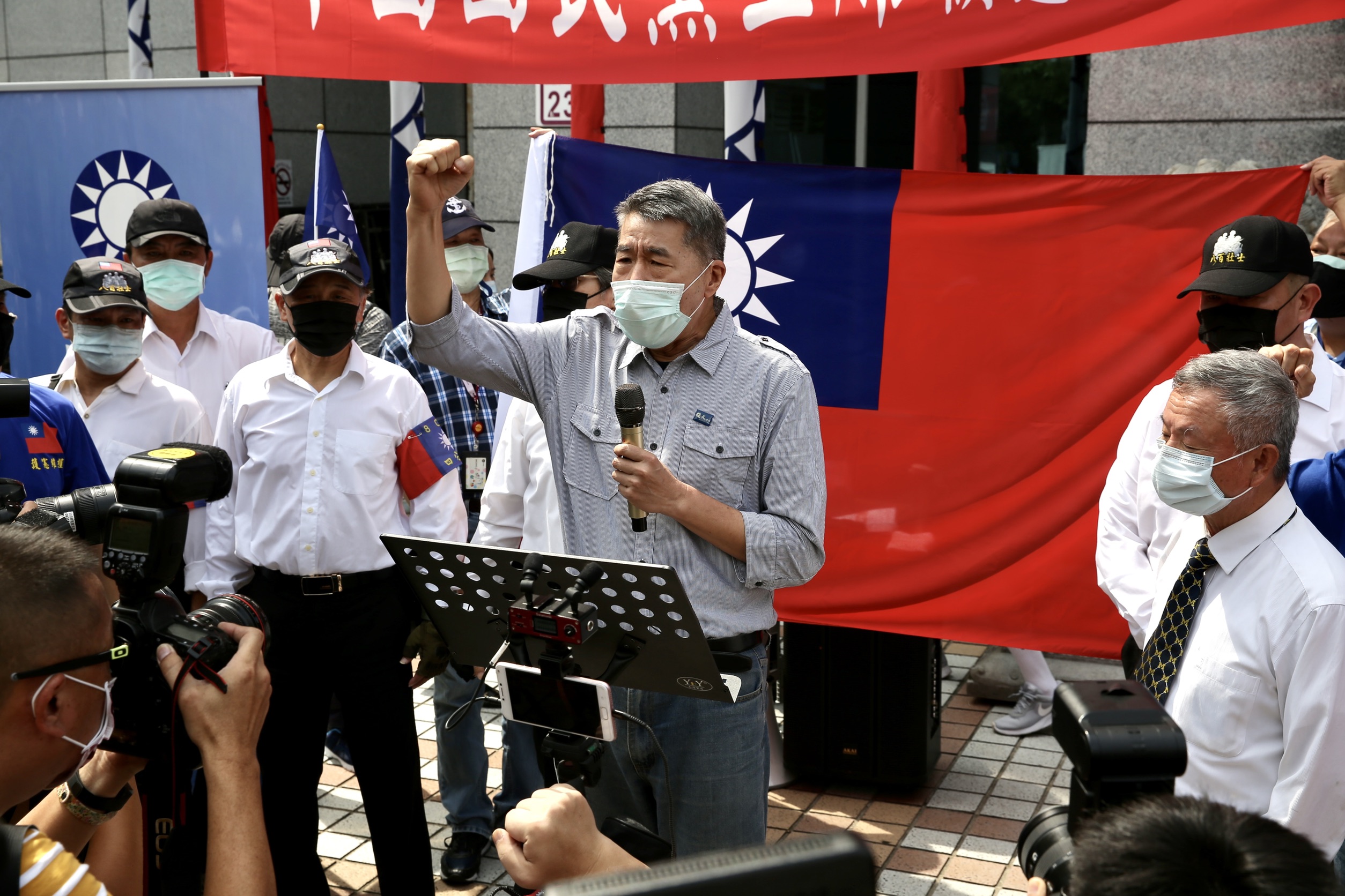 張亞中在國民黨主席登記參選最後1天完成登記，並發表「與同志約法三章」，提出3點訴求。