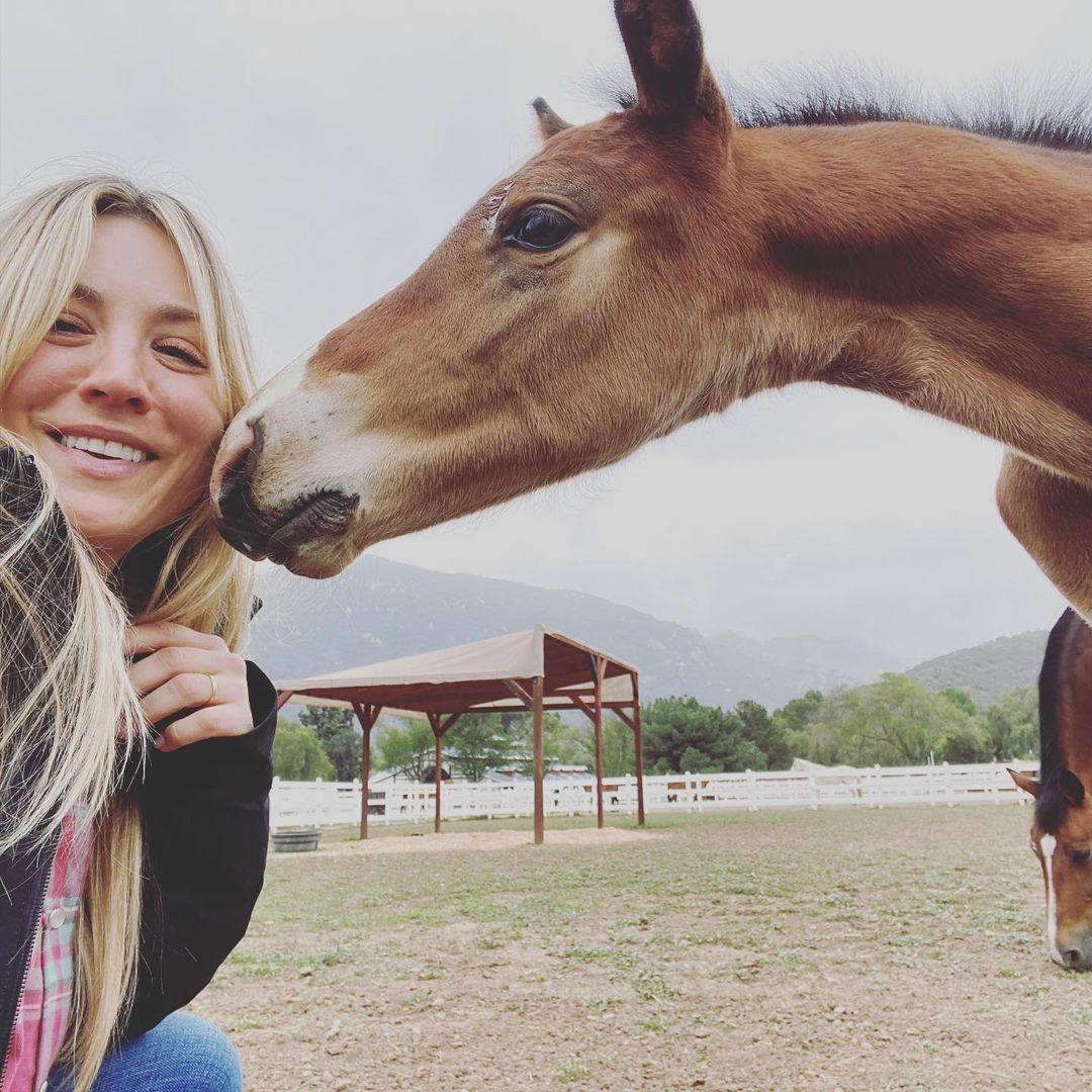 凱莉庫柯也是一位業餘的馬術好手。(翻攝Kaley Cuoco IG)