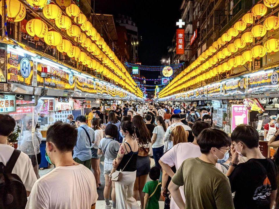 國際時尚雜誌選出「世界20大名市集」,基隆廟口夜市是台灣唯一入選。(翻攝自林右昌UChange臉書)