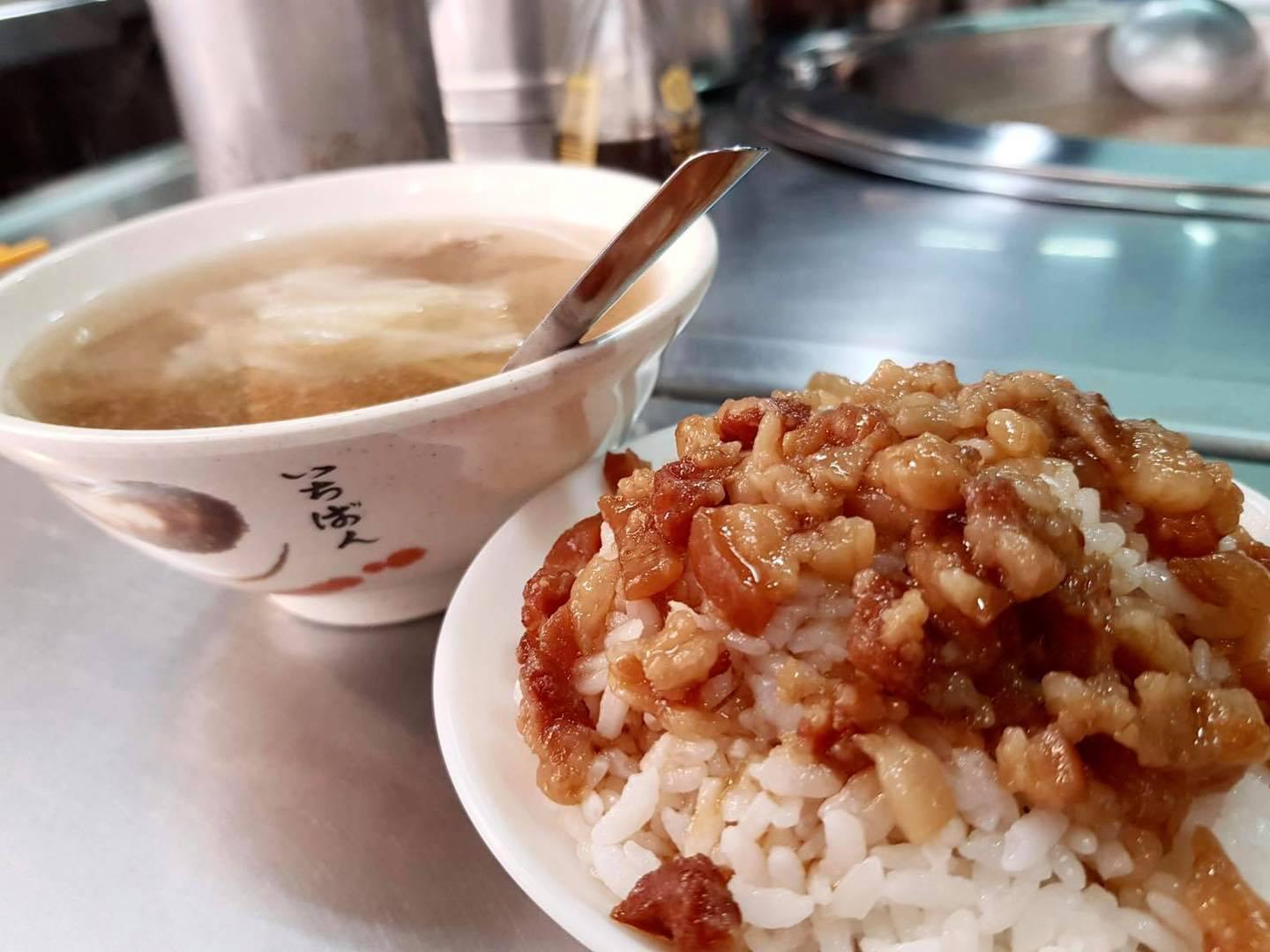 《Tatler》認為,基隆廟口夜市是一個充滿活力且聚集台灣傳統美食及小吃的地方。(翻攝自林右昌UChange臉書)