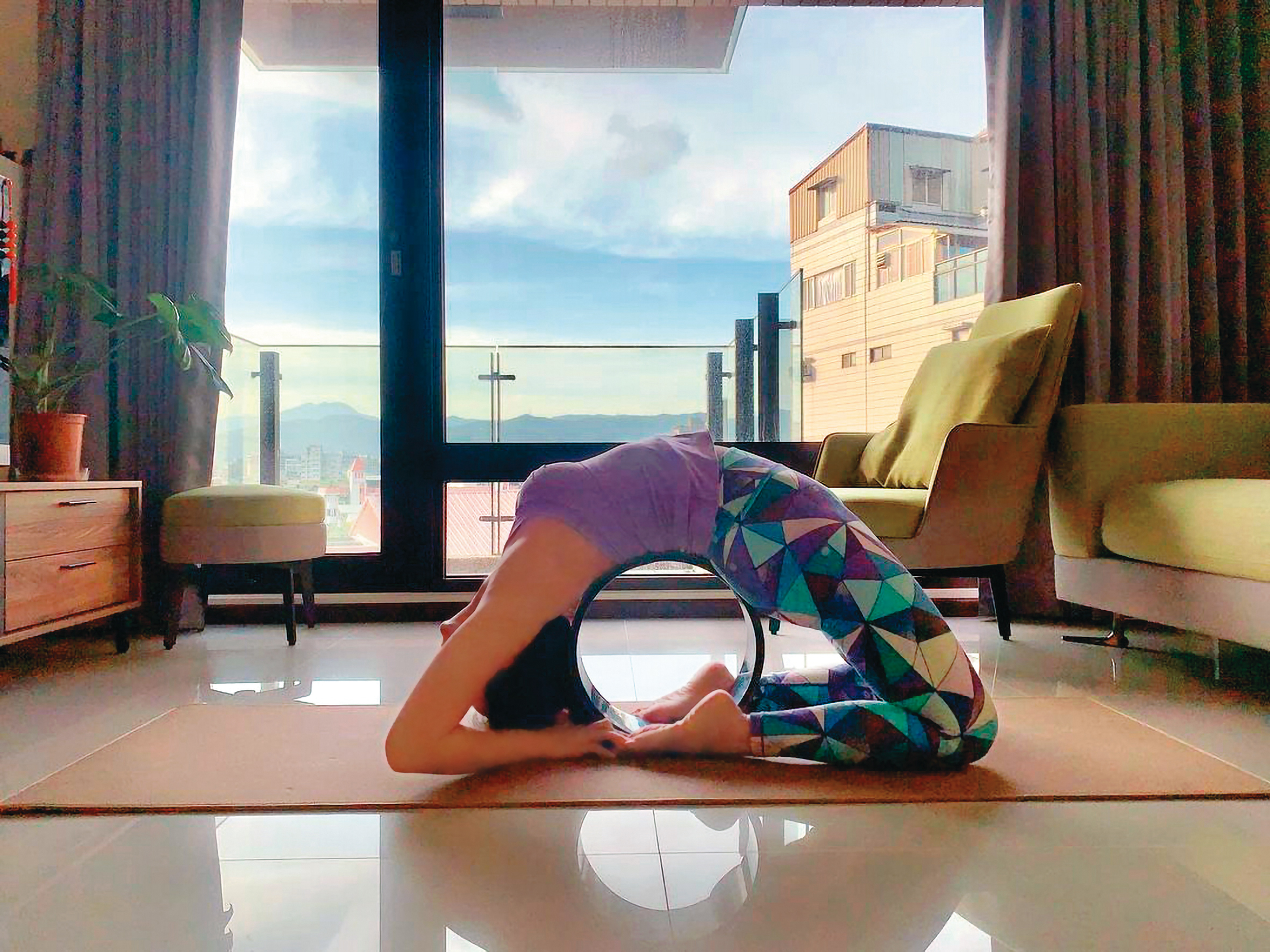 「後輪式」或稱「完全鴿王式」。連靜雯說，後彎會讓你看到人生不同風景。（楠軒工作室提供）