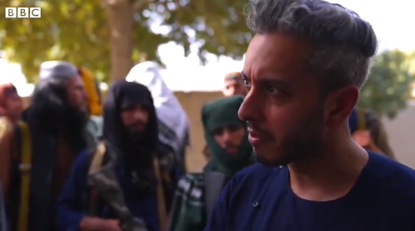 《BBC》駐阿富汗記者凱爾馬尼走訪被塔利班占領的城市，向武裝份子提出尖銳提問。（翻攝自@SecKermani推特）