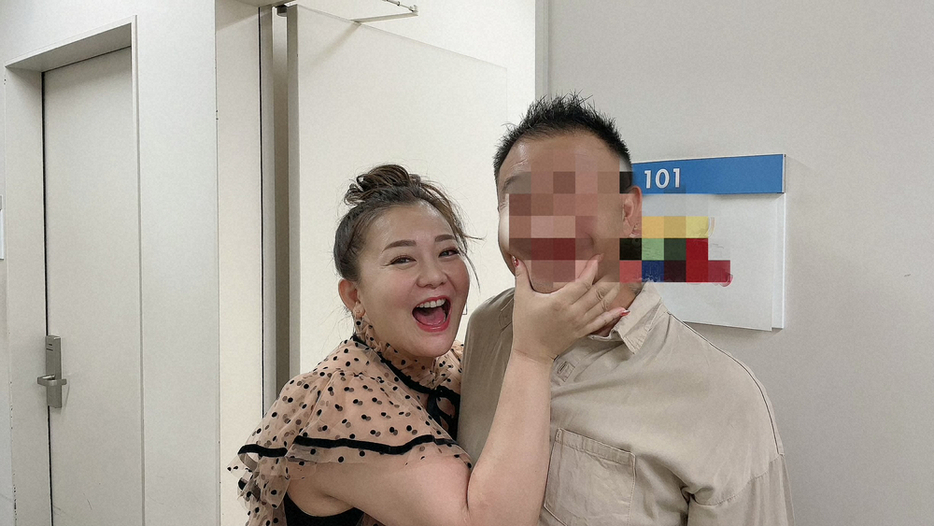 華原朋美（左）公開與老公的合照。（翻攝自日本體育報）