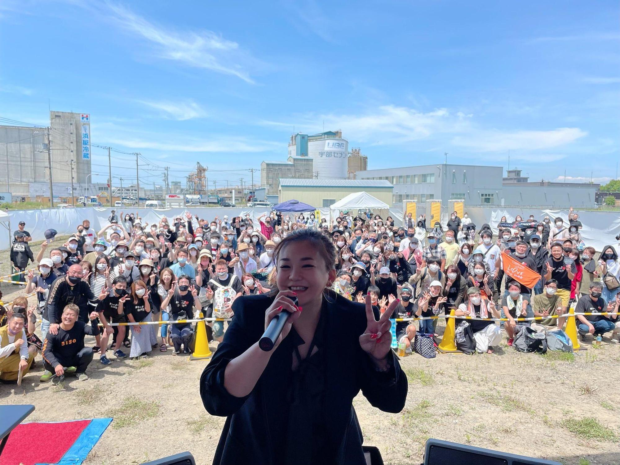 華原朋美當媽後仍努力跑活動會粉絲，持續曝光。（翻攝自華原朋美Twitter）