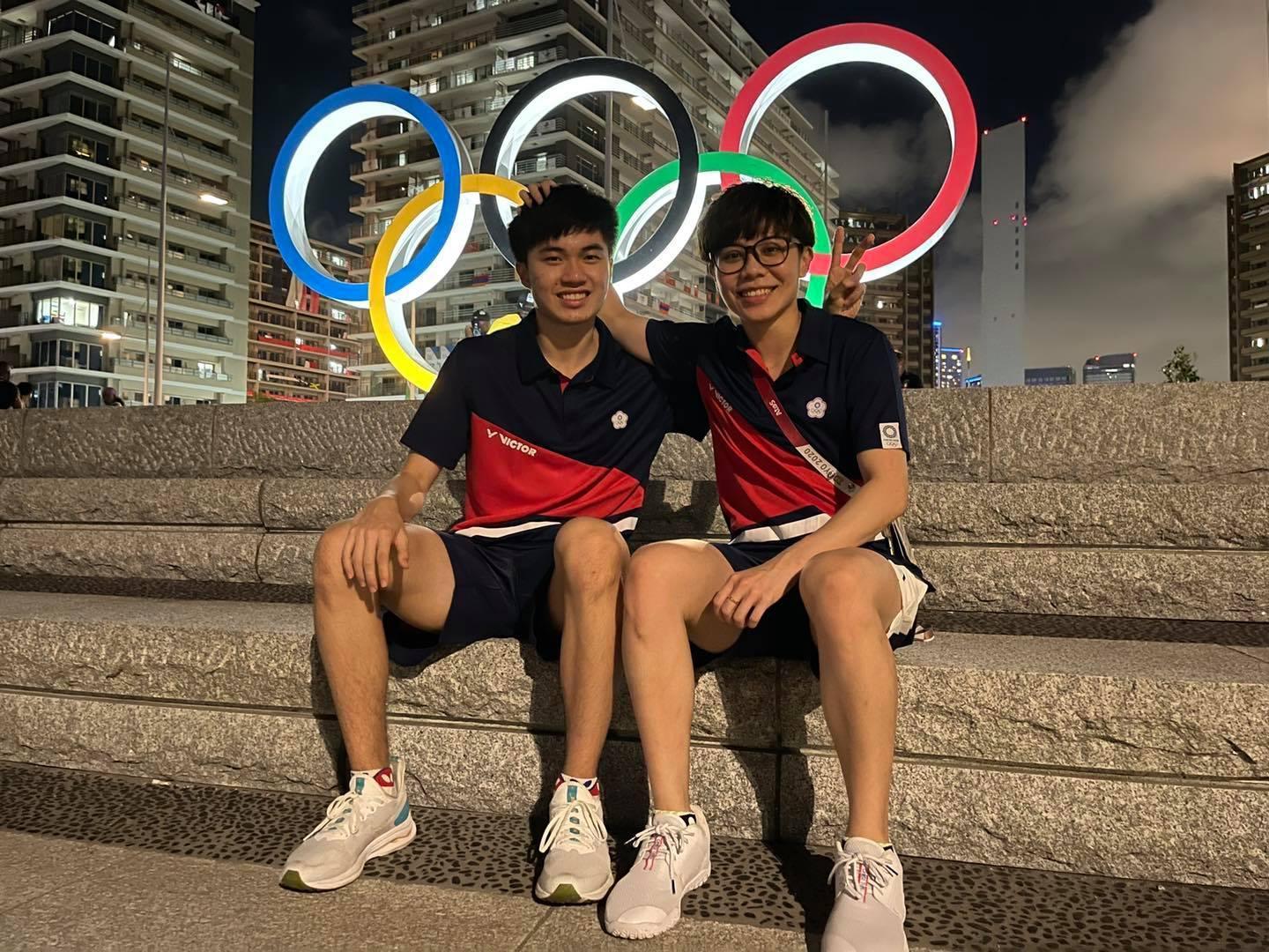 鄭怡靜PO出兩人在奧運五環前的合照,祝林昀儒生日快樂。(翻攝自鄭怡靜 CHENG I-Ching臉書)