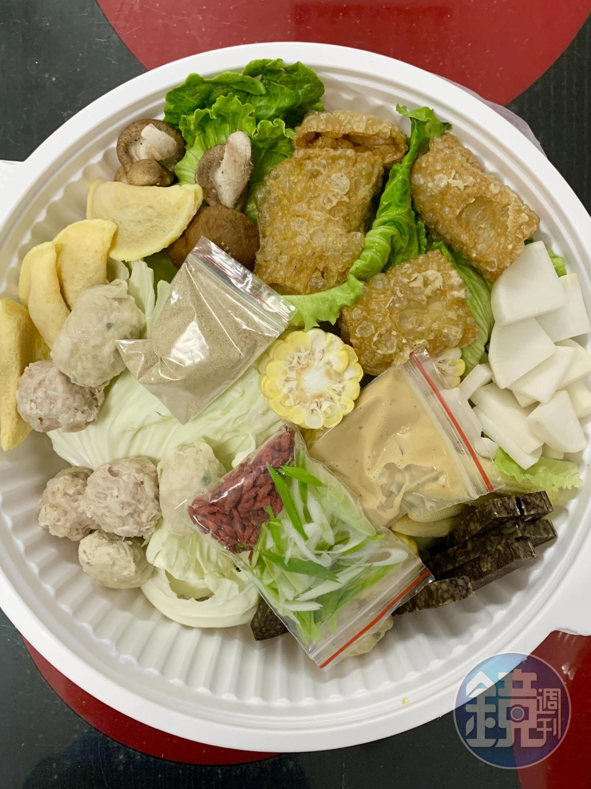 「胡椒豬肚雞外帶組」裝進真空包裝的豬肚雞湯料和大骨高湯,還有蔬菜、火鍋料和調味品。(999元/4人份)