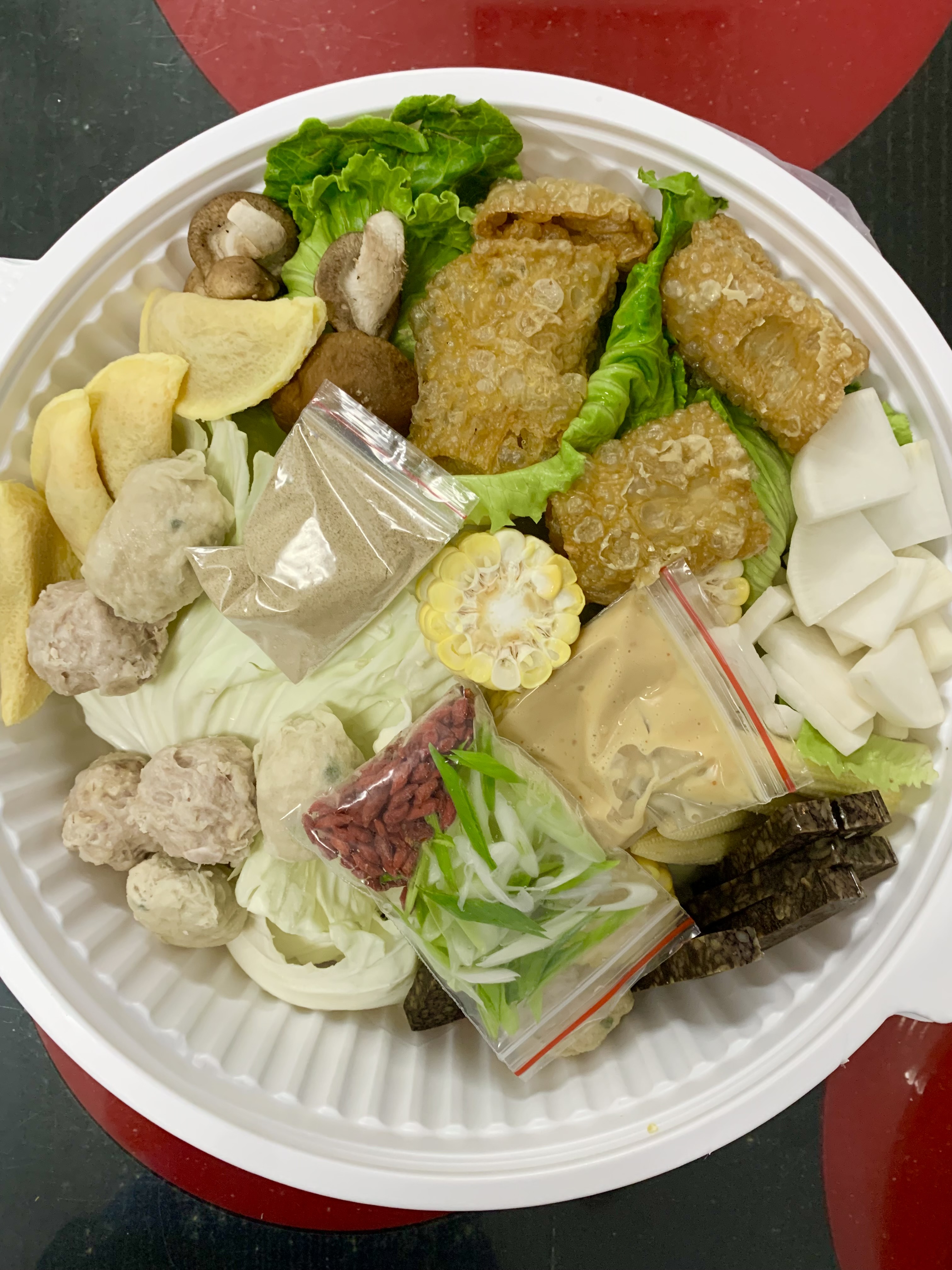 「胡椒豬肚雞外帶組」裝進真空包裝的豬肚雞湯料和大骨高湯，還有蔬菜、火鍋料和調味品。（999元／4人份）