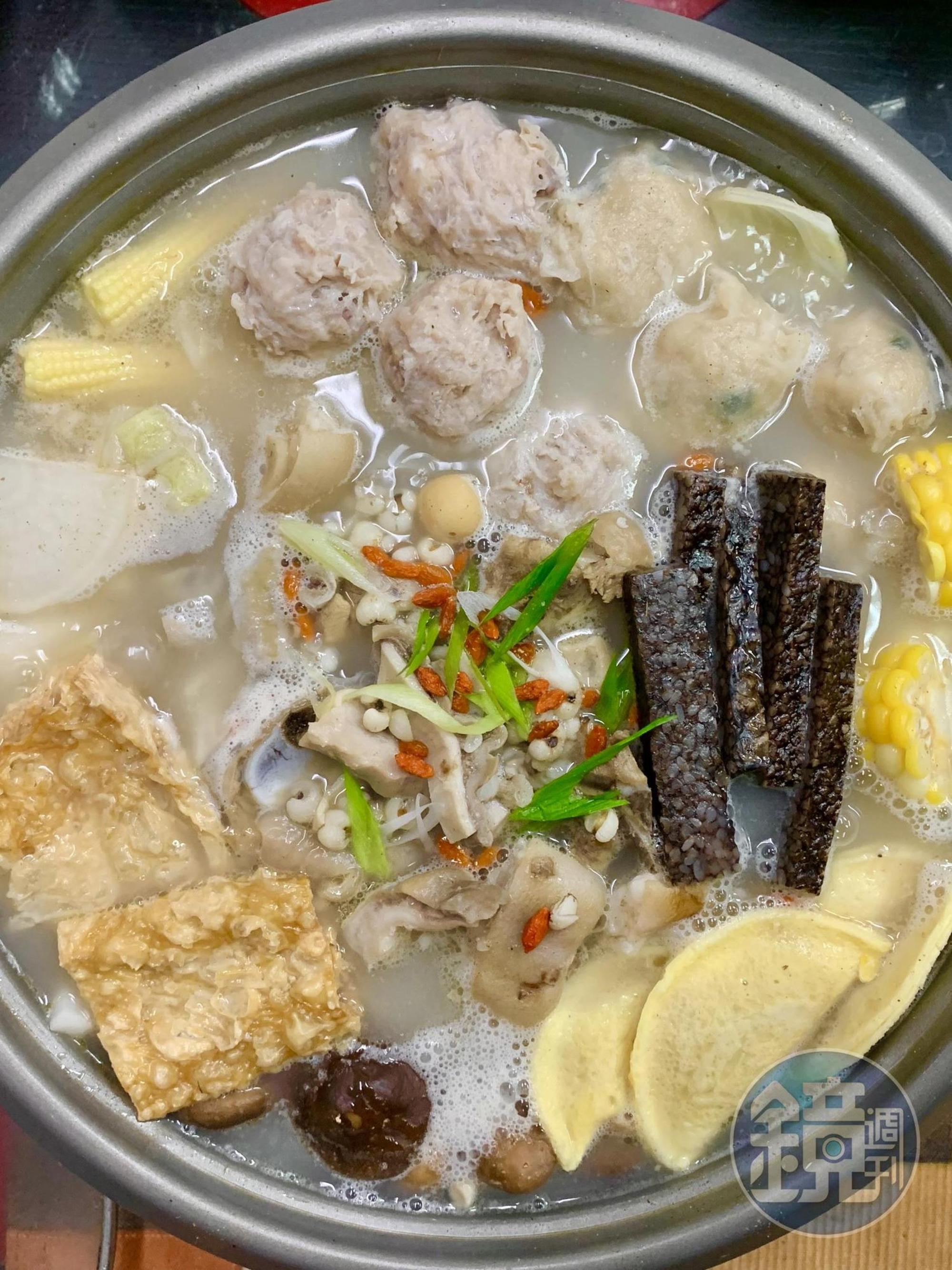 胡椒豬肚雞的湯頭醇厚有胡椒香,喝得到蔬菜、薏仁等食材釋放出的甜味。