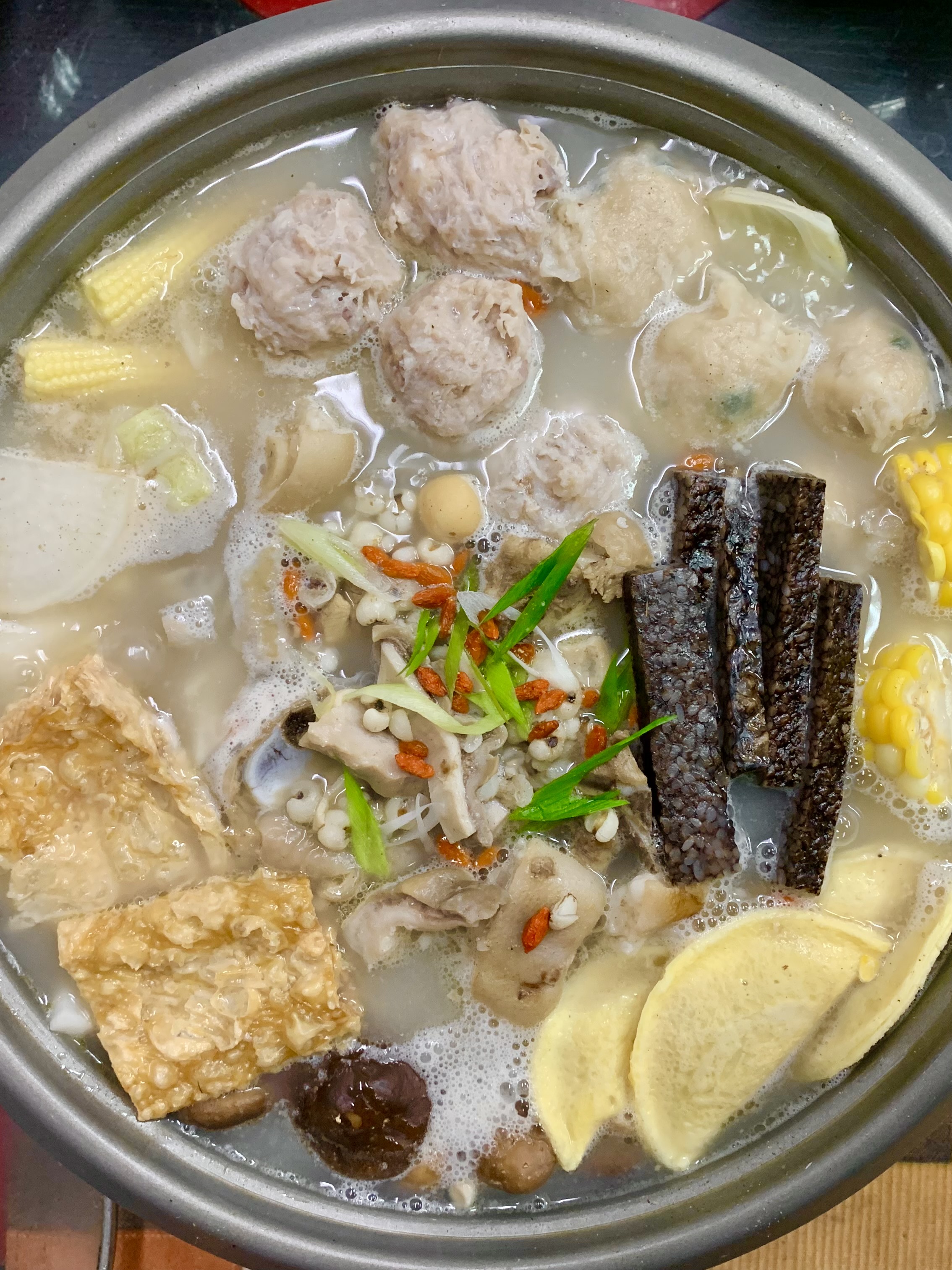 胡椒豬肚雞的湯頭醇厚有胡椒香，喝得到蔬菜、薏仁等食材釋放出的甜味。