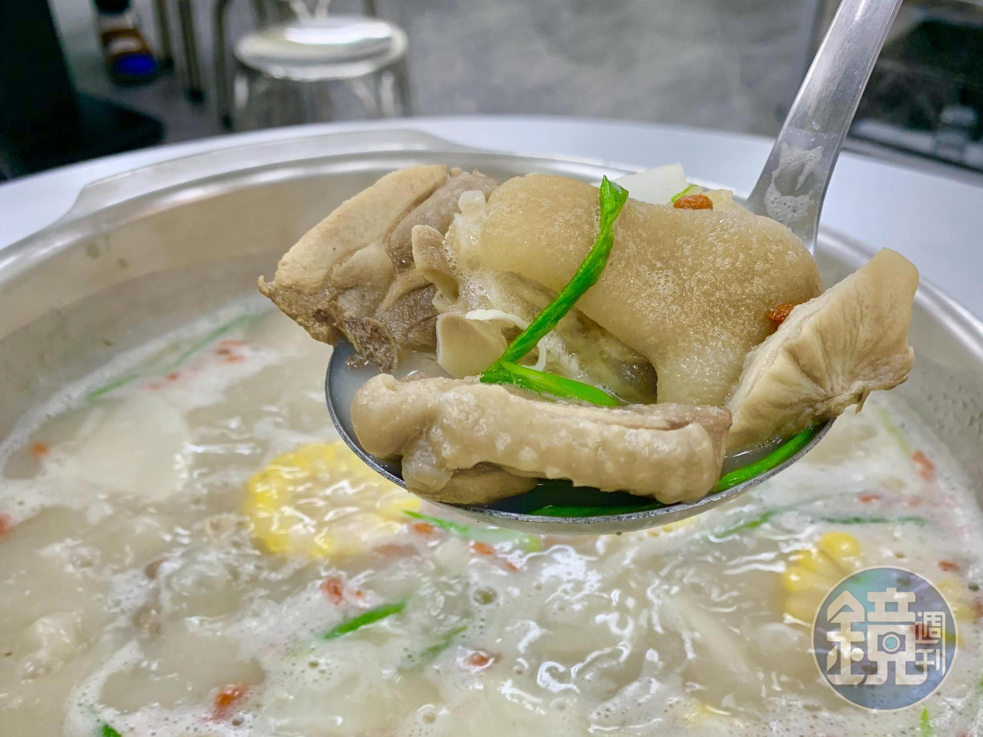 雞肉塊軟嫩鮮甜,豬腳皮Q肉嫩,豬肚軟彈好咀嚼。