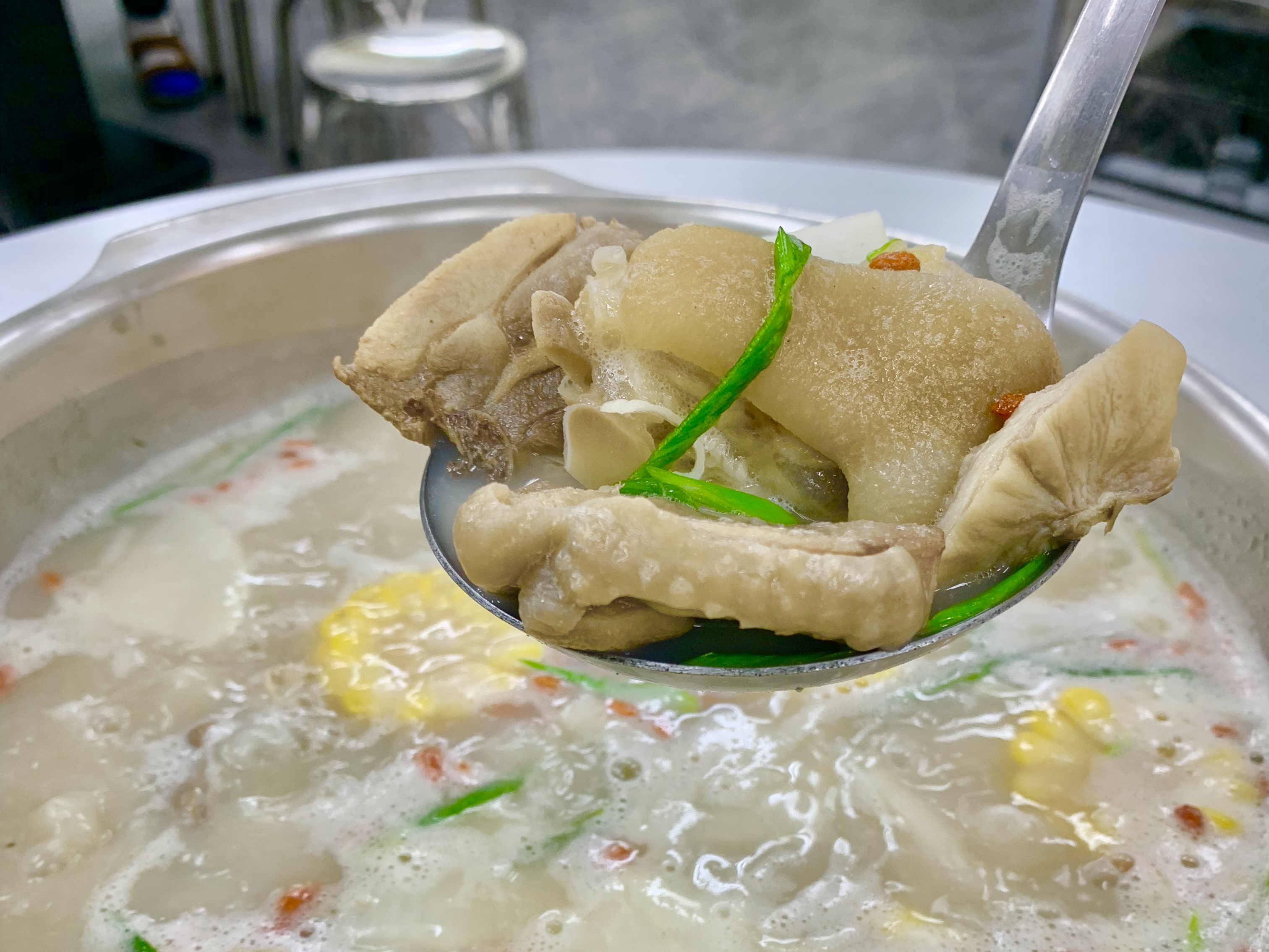 雞肉塊軟嫩鮮甜，豬腳皮Ｑ肉嫩，豬肚軟彈好咀嚼。