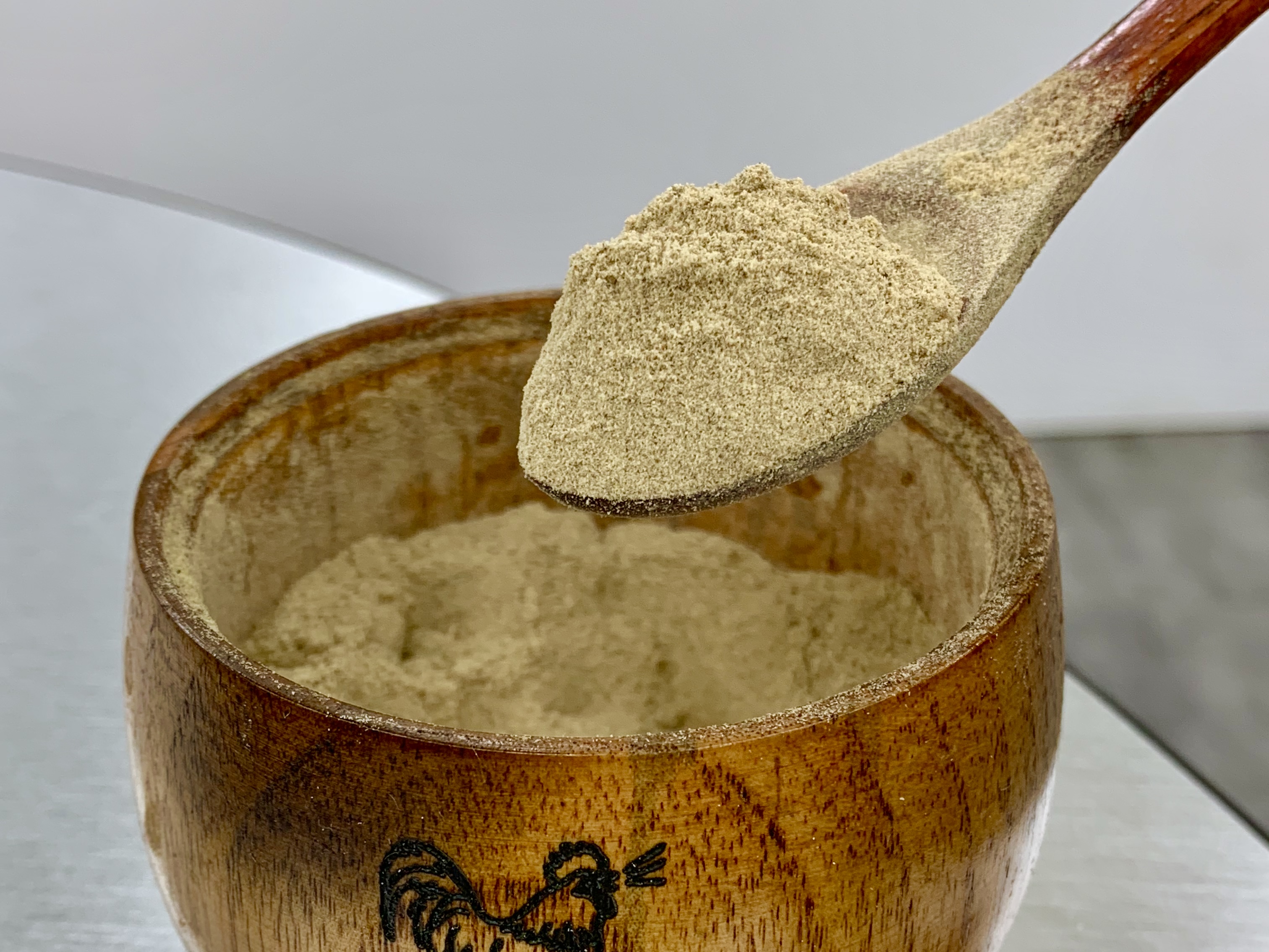 祕製胡椒粉辛香夠味，可再加進湯頭增添香氣。