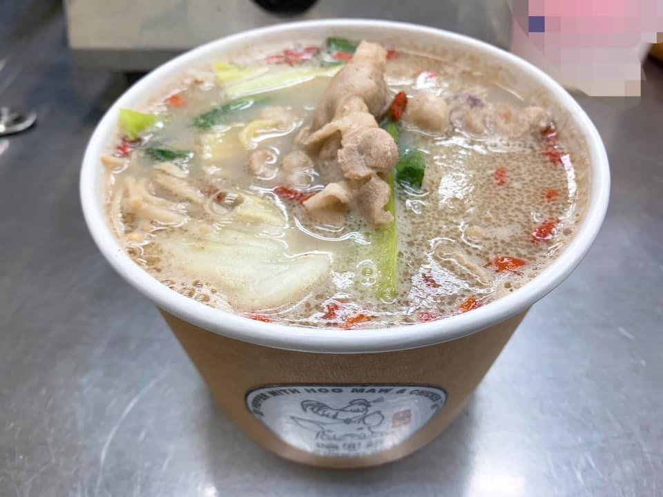 「胡椒龍骨個人鍋」湯底用豬大骨、雞爪熬成,配料有豬肉片、綜合蔬菜和招牌芋頭丸,主食白飯、冬粉、王子麵可3選一。(199元/份,蘇記嘀兜雞提供)