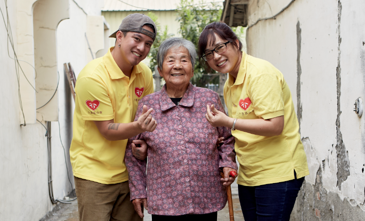 黃遠受邀擔任公益大使，體驗偏鄉居服員的一日工作。（介惠基金會提供）