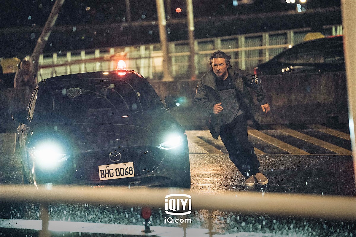 李銘順見年輕演員拍攝動作場面，有股心癢癢的衝動感覺。（愛奇藝國際站提供）