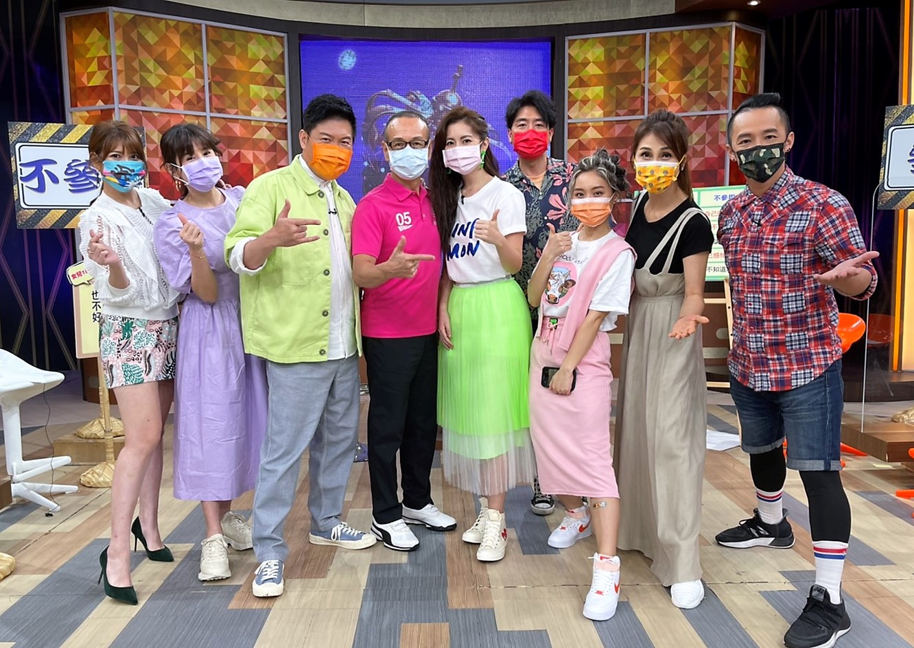 （左起）樓心潼、鄭仲茵、曾國城、任爸、任容萱、梁赫群、方琦、梁佑南、藍波在節目中大聊父母該不該參與兒女感情生活。（衛視中文台提供）