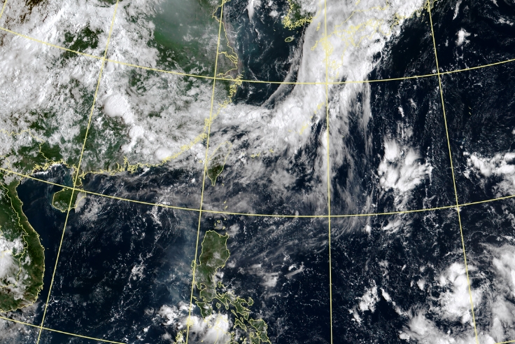 今日鋒面通過北部海面，台灣附近水氣增多，午後持續有強對流發展需留意。（翻攝自氣象局官網）