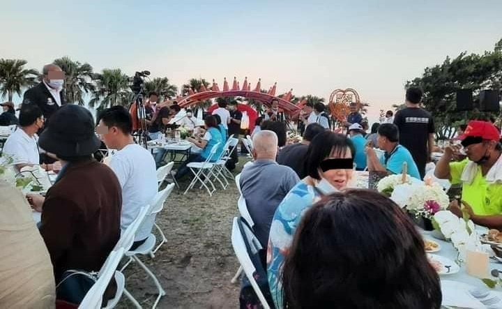 台東「南迴藝術季」開幕活動，近百人餐敘畫面引來網友批評。（翻攝自「就是礙台東」臉書社團）