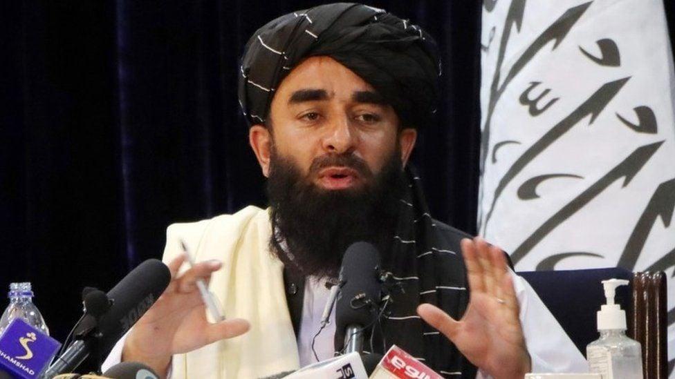 塔利班首場國際記者會，由發言人穆賈希德（Zabihullah Mujahid）出面。（翻攝自臉書）