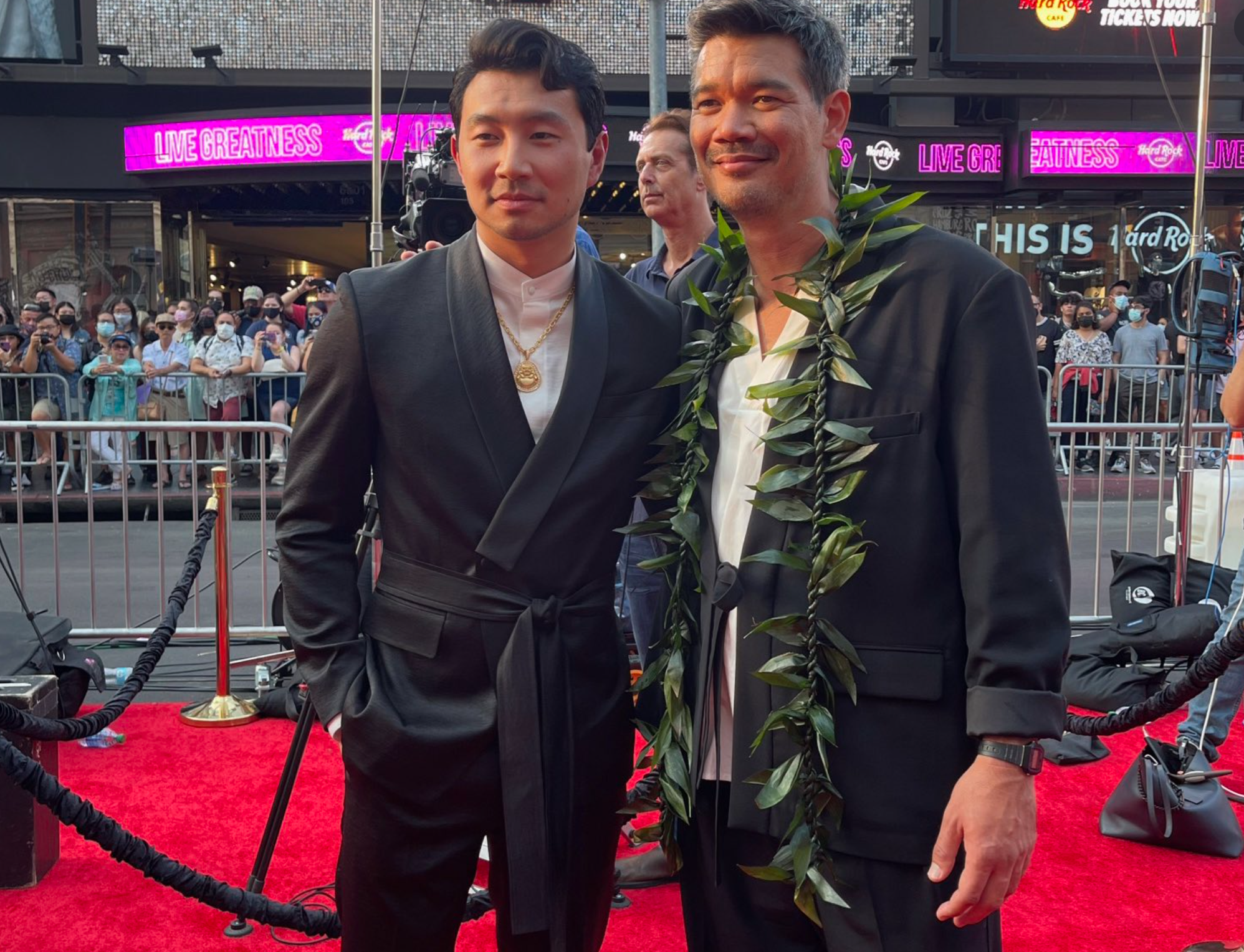 《尚氣與十環傳奇》男主角劉思慕(左)與導演德斯汀丹尼爾克雷頓一起參加首映會。(翻攝自Shang-Chi官方推特)