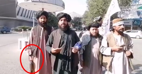 塔利班成員進行街訪，受訪民眾回答「一切安好」，與同伴持槍的畫面形成強烈對比。（翻攝自Zabihullah (..ذبـــــیح الله م )推特）