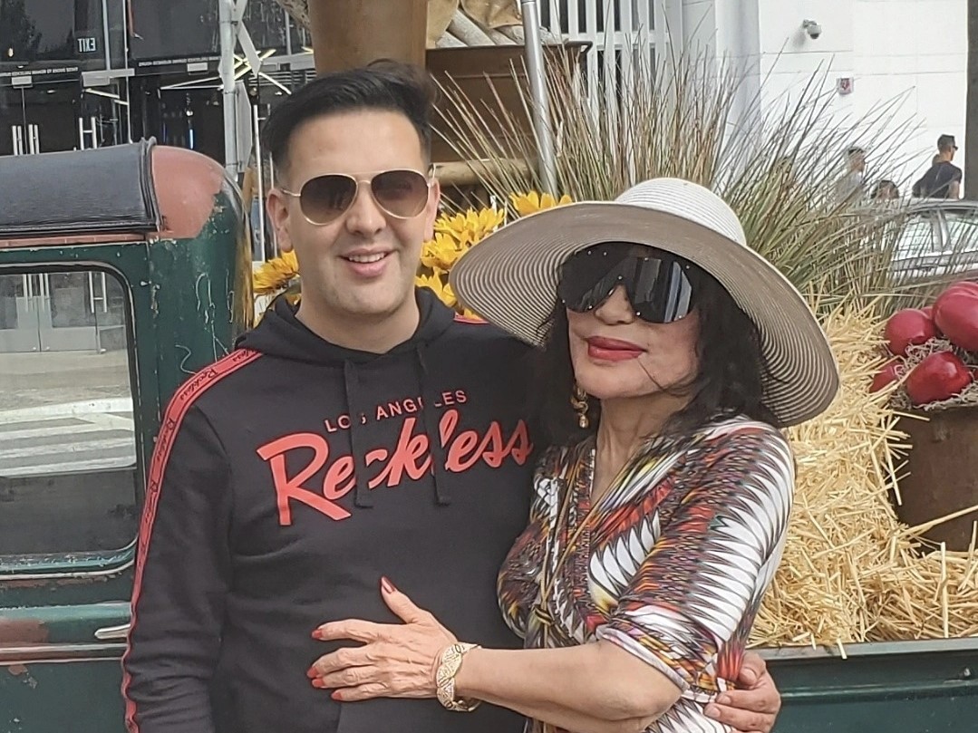 68歲的琳梅（右）日前宣布懷孕，點名29歲的鮮肉歌手是老爸。（翻攝Lyn May IG）