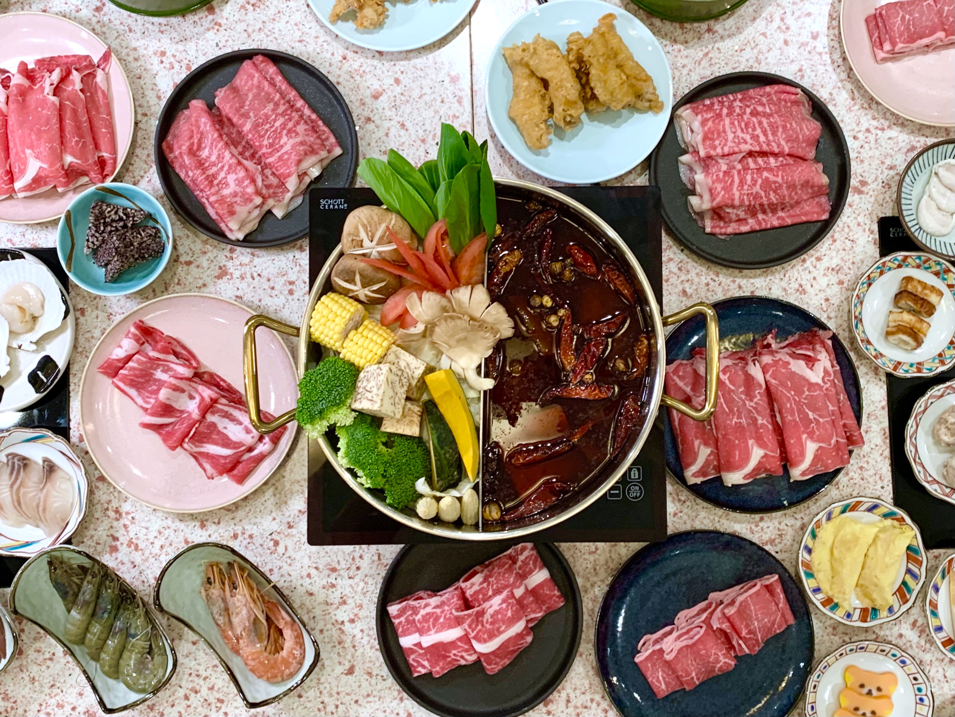 餐飲集團「饗賓餐旅」推出全新的火鍋品牌「小福利火鍋會所」，以最擅長的自助百匯形式呈現。