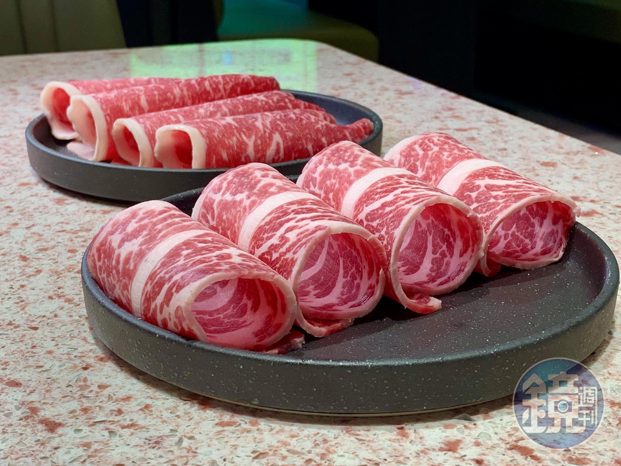 美國無骨牛小排（前）與澳洲黑毛和牛後腿三叉（後），是假日限定的高檔肉款。