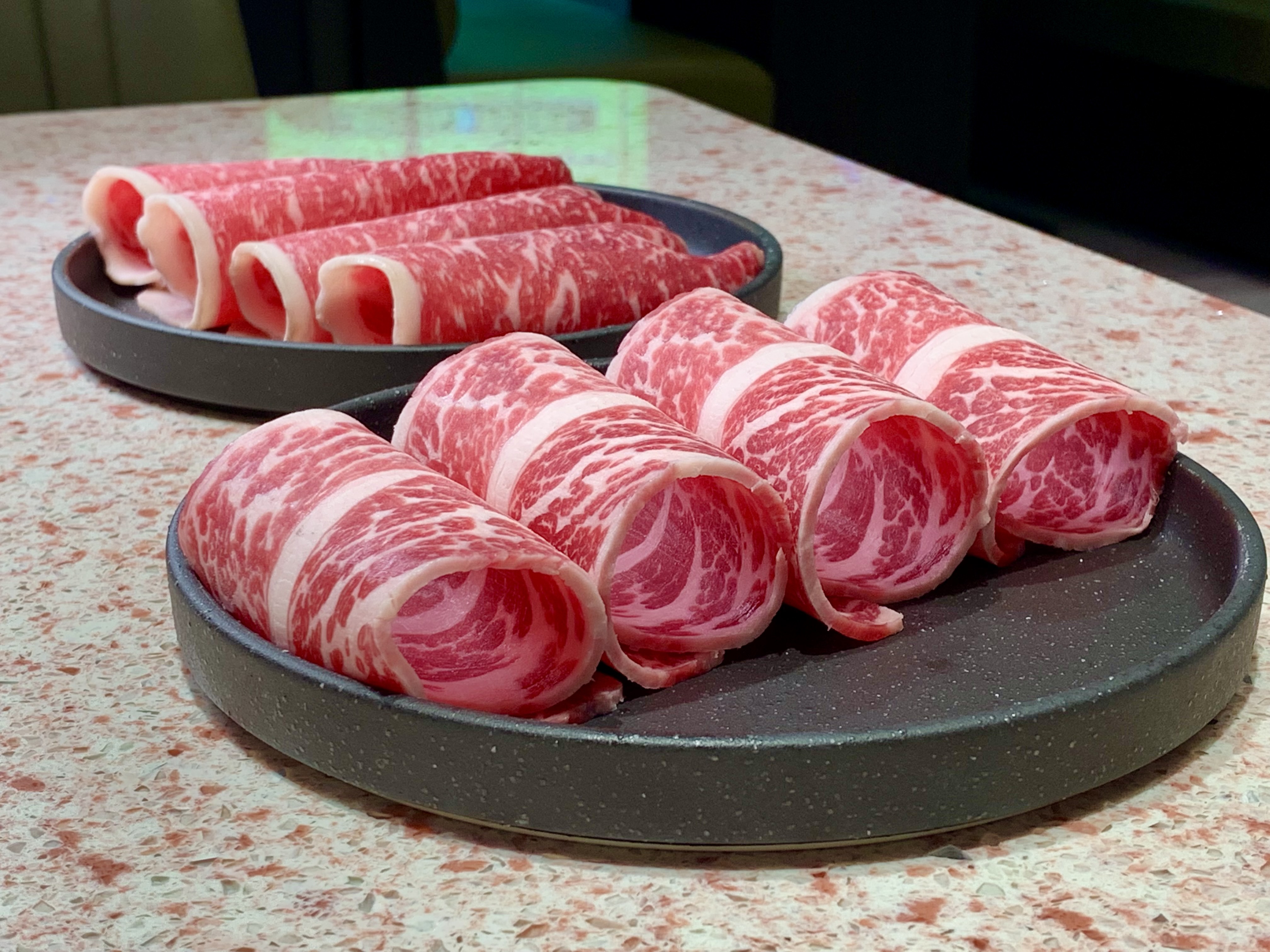 美國無骨牛小排（前）與澳洲黑毛和牛後腿三叉（後），是假日限定的高檔肉款。
