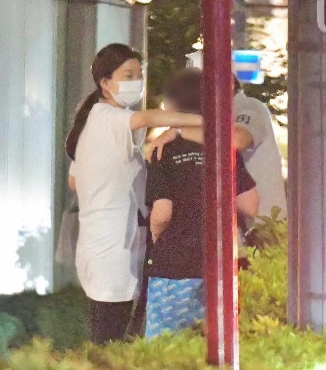 篠原涼子(左)發表離婚的3天前還和市村正親(右)及兒子一起外出用餐,一家人在外擁抱,看起來感情融洽。(翻攝自《女性SEVEN》)