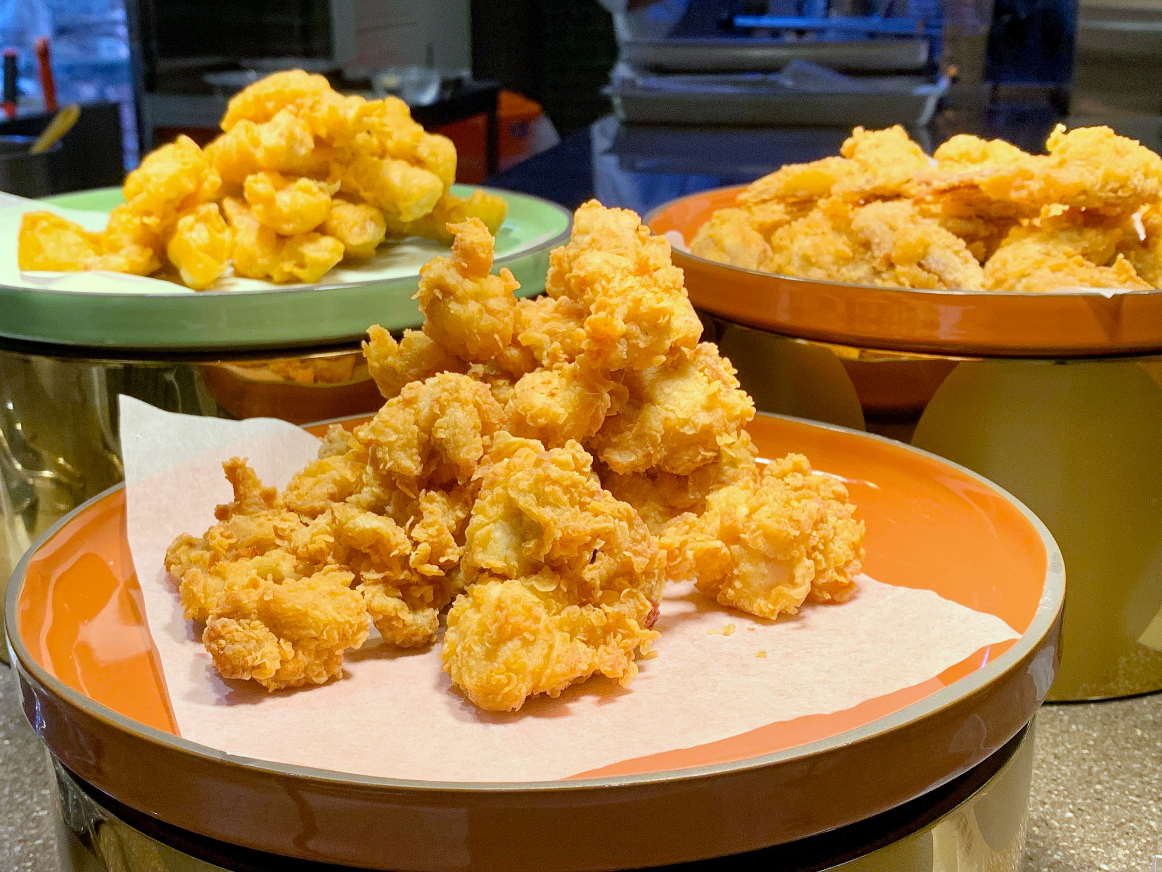 炸物區有雞米花、雞翅、香酥鬼頭刀等熟食可先墊肚。
