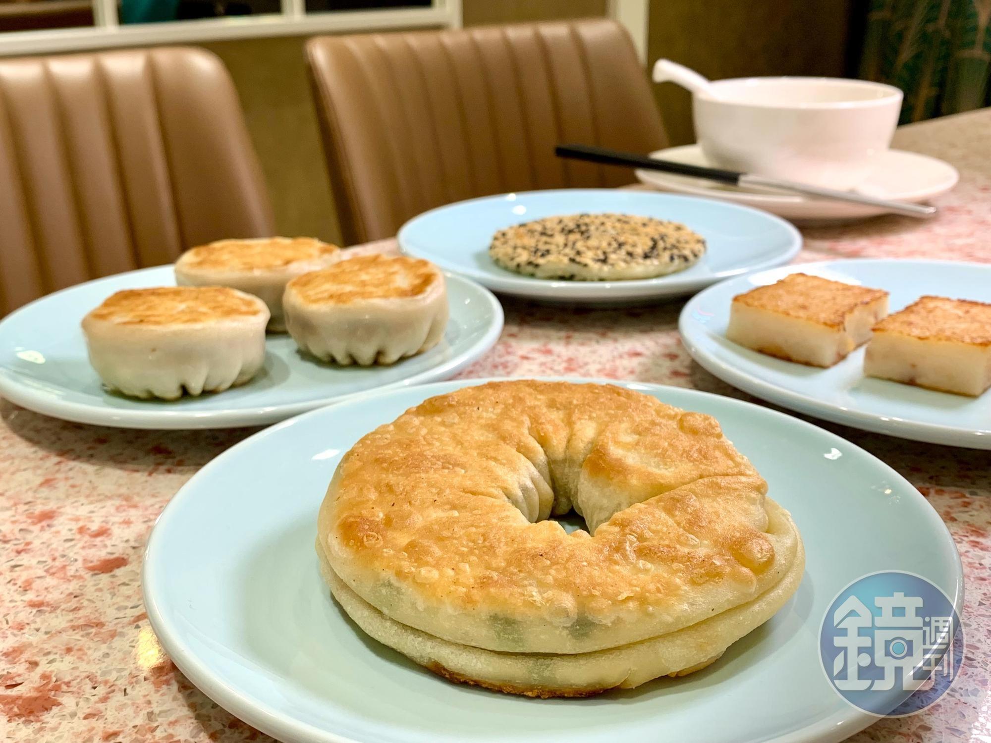中式點心有蔥油餅、牛肉餡餅、蘿蔔糕、棗泥鍋餅。