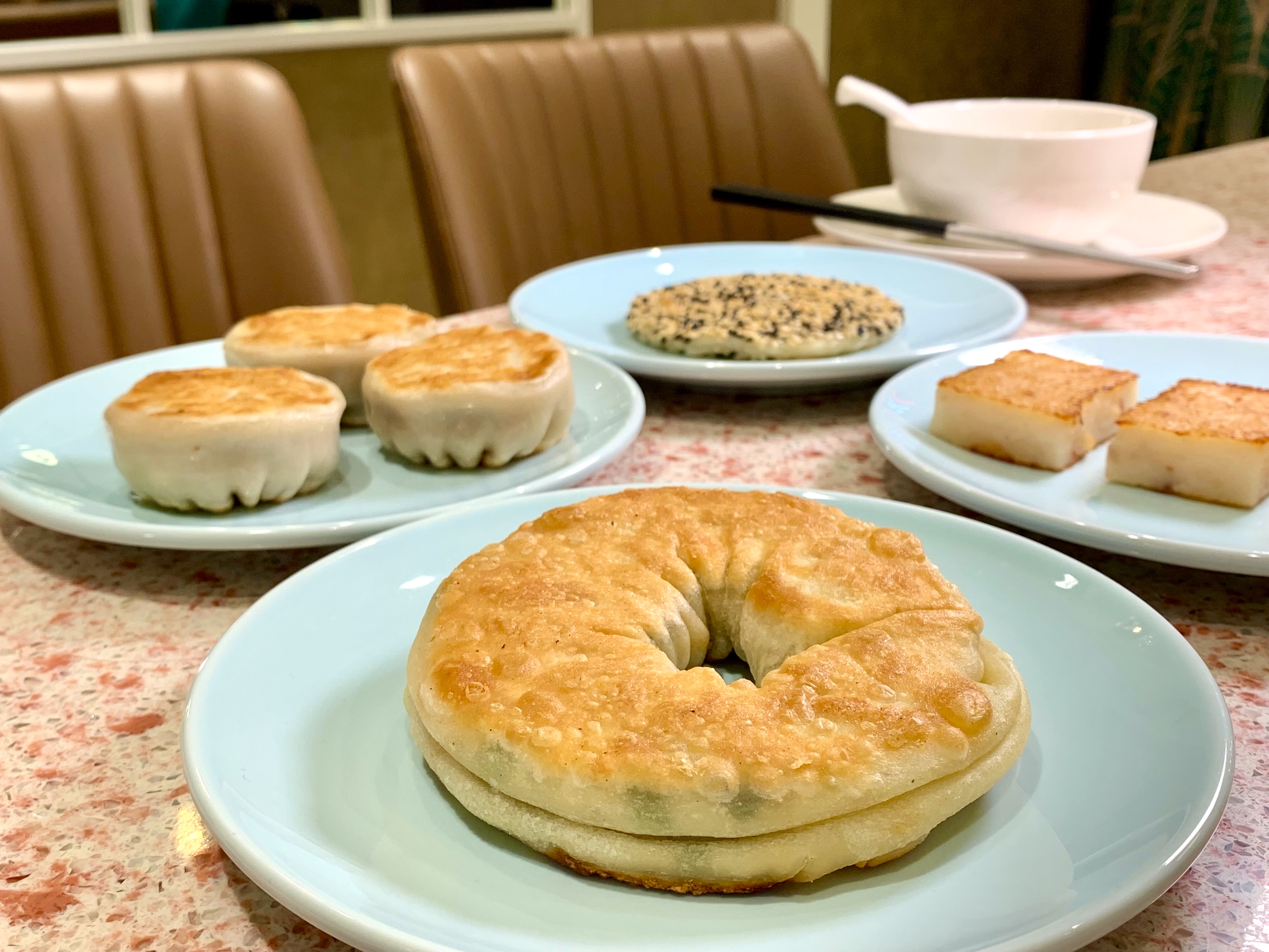 中式點心有蔥油餅、牛肉餡餅、蘿蔔糕、棗泥鍋餅。