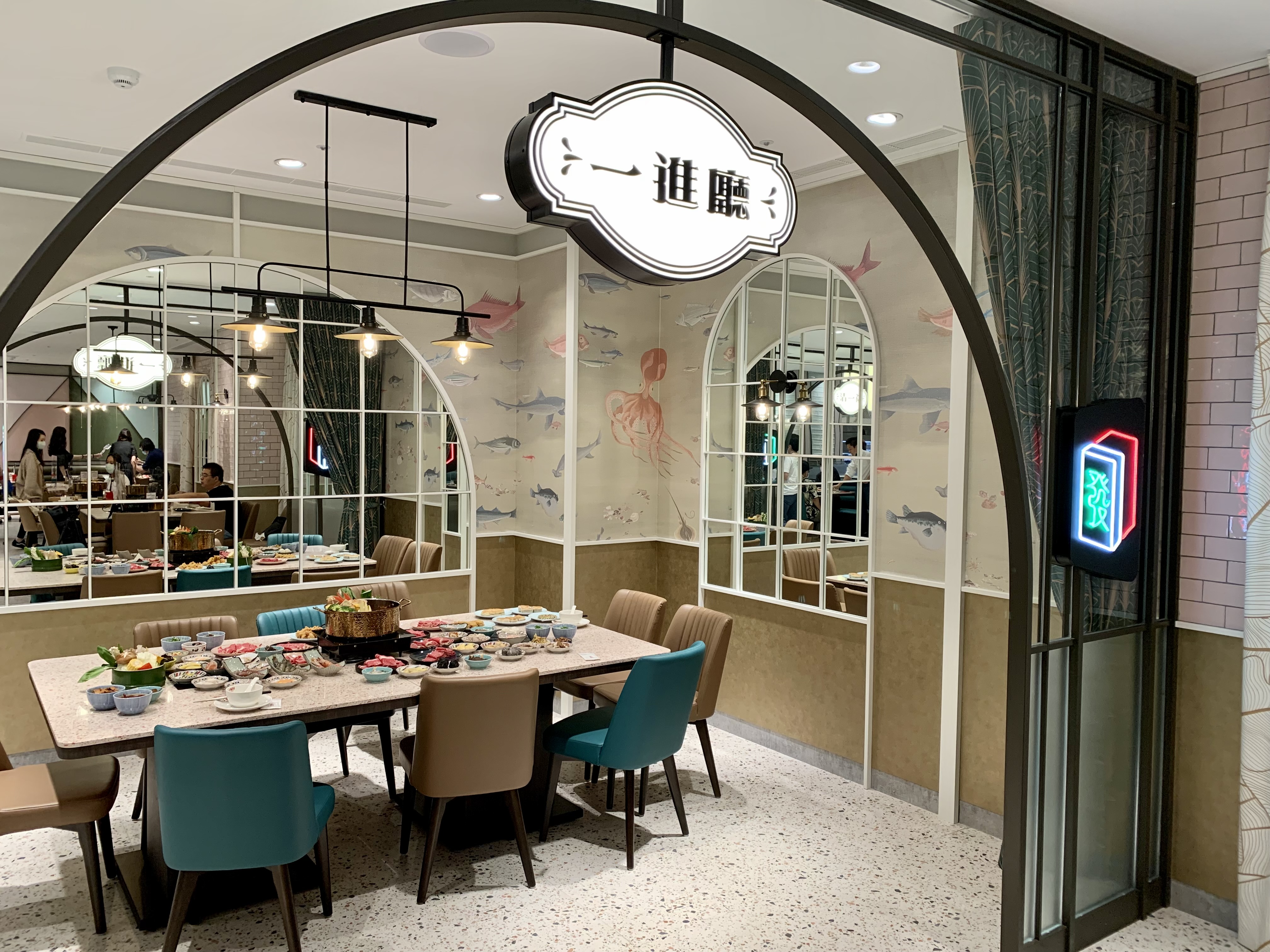 用餐空間融合麻將元素，營造摩登設計感。