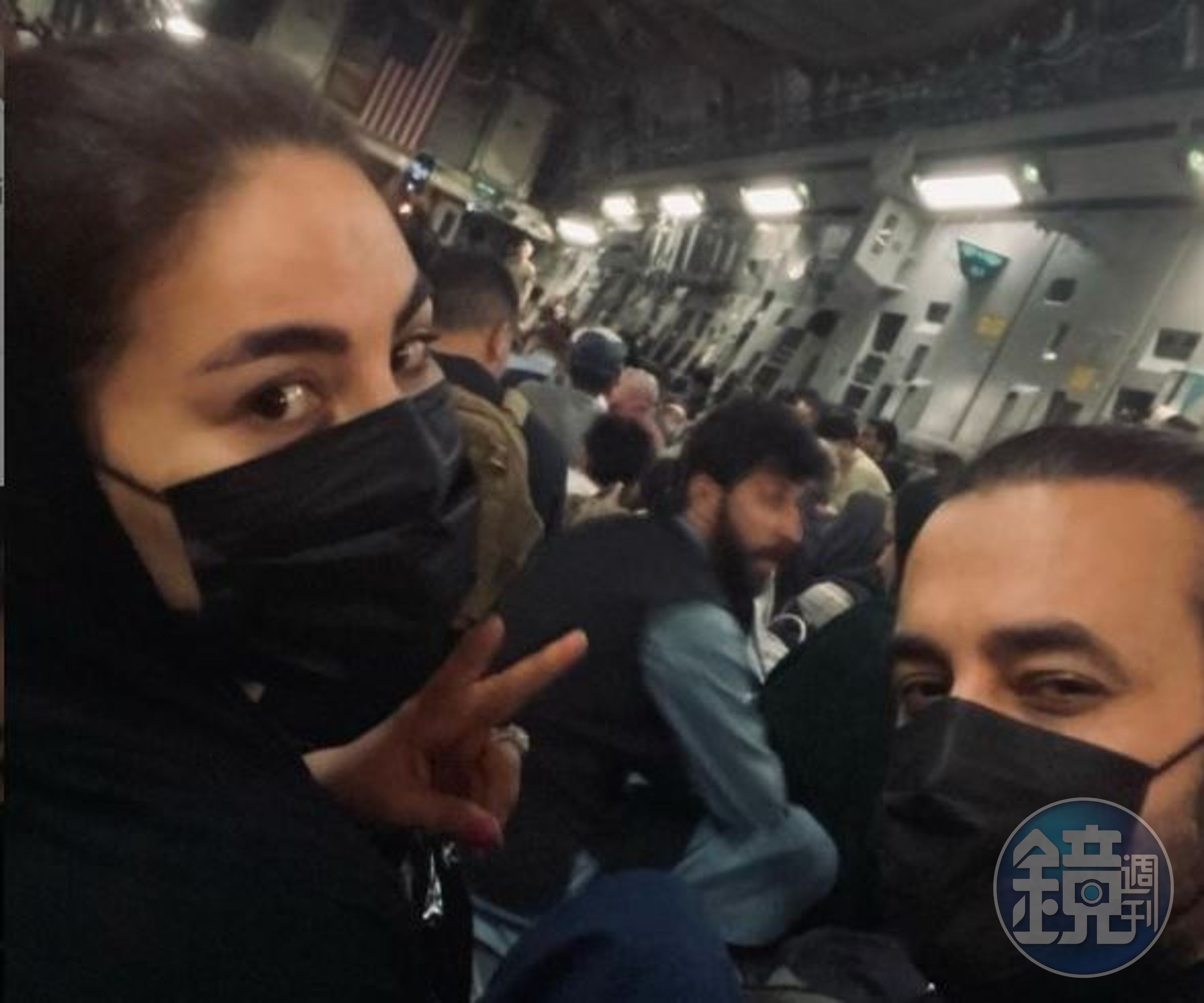 賽伊德（左）曬出坐在美軍C-17運輸機內的照片，證實已從阿富汗逃亡。（翻攝aryanasayeedofficial IG）