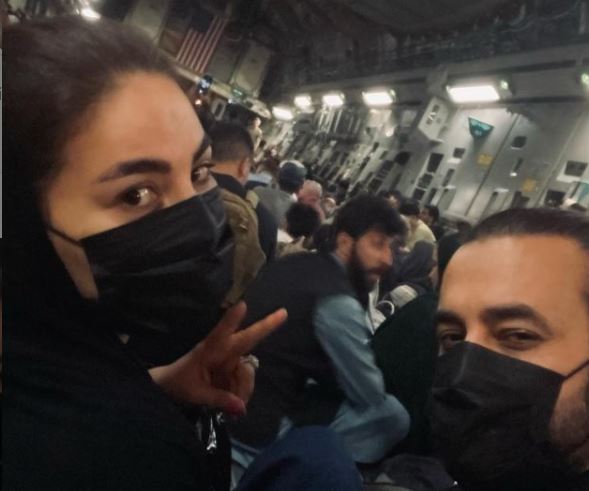 賽伊德（左）曬出坐在美軍C-17運輸機內的照片，證實已從阿富汗逃亡。（翻攝aryanasayeedofficial IG）