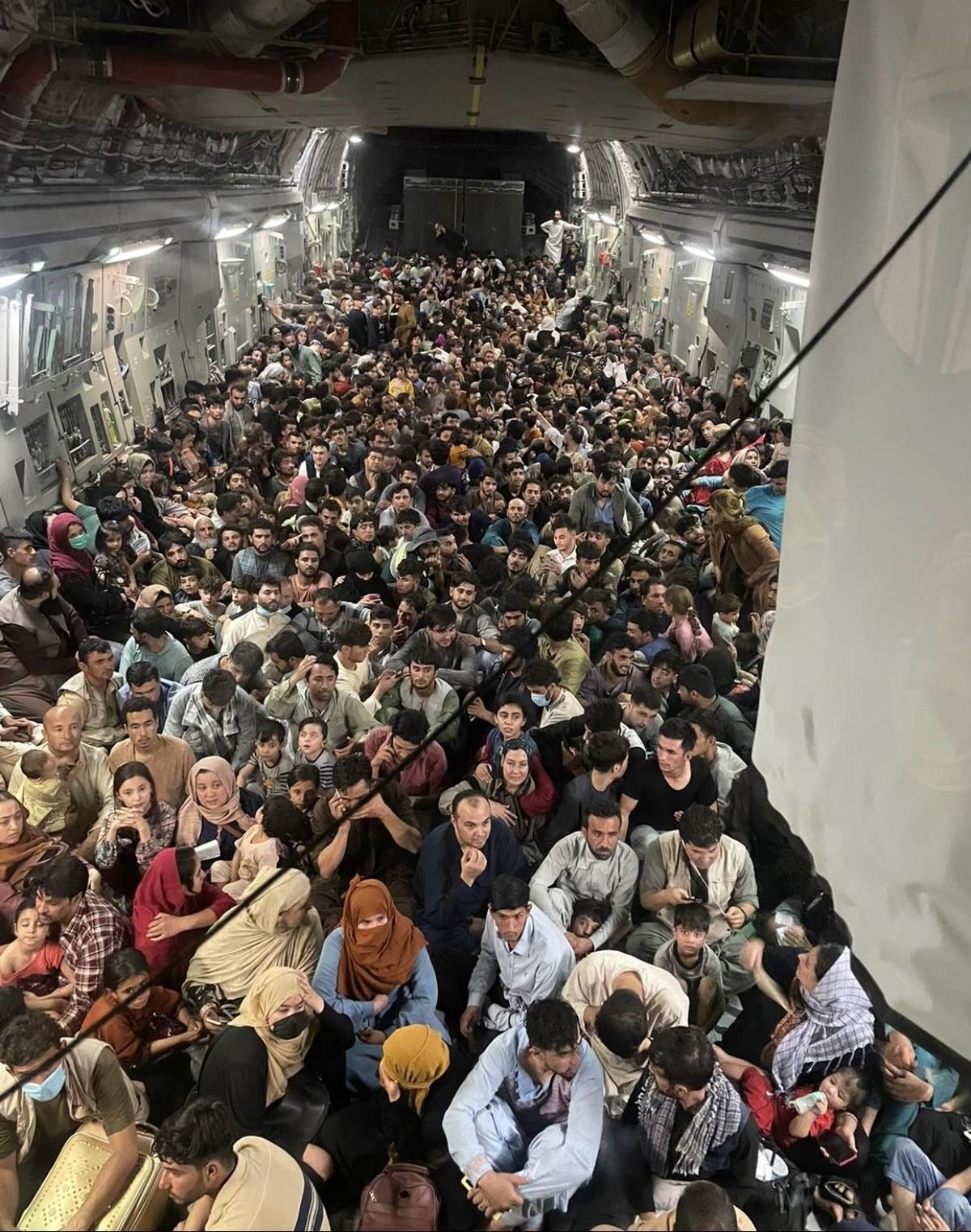 這張640名阿富汗民眾擠爆美國空軍C-17運輸機的照片震撼全世界。(翻攝MarcusReports推特)