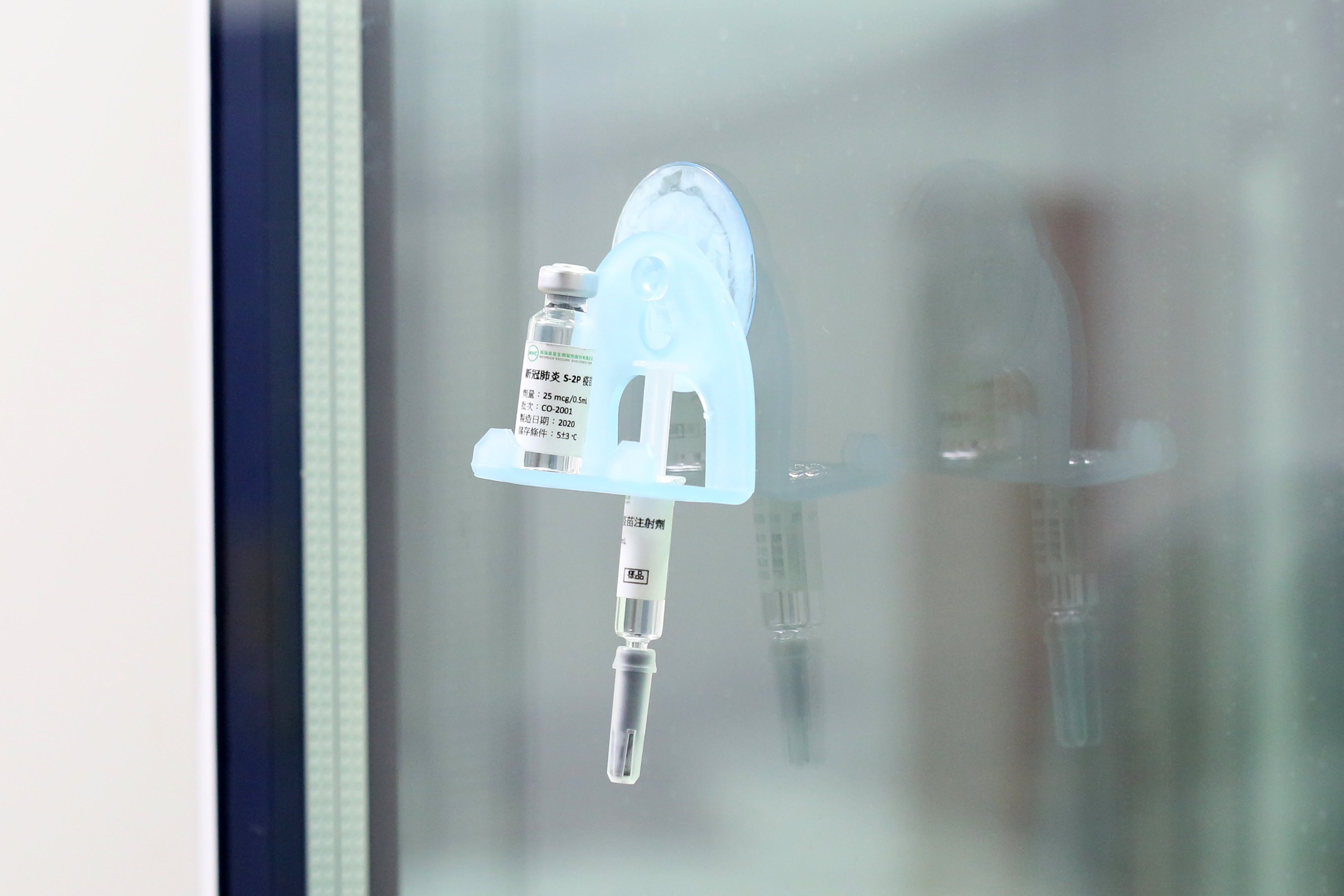 高端疫苗加開完成意願登記的20歲至35歲一般民眾預約。（本刊資料照）