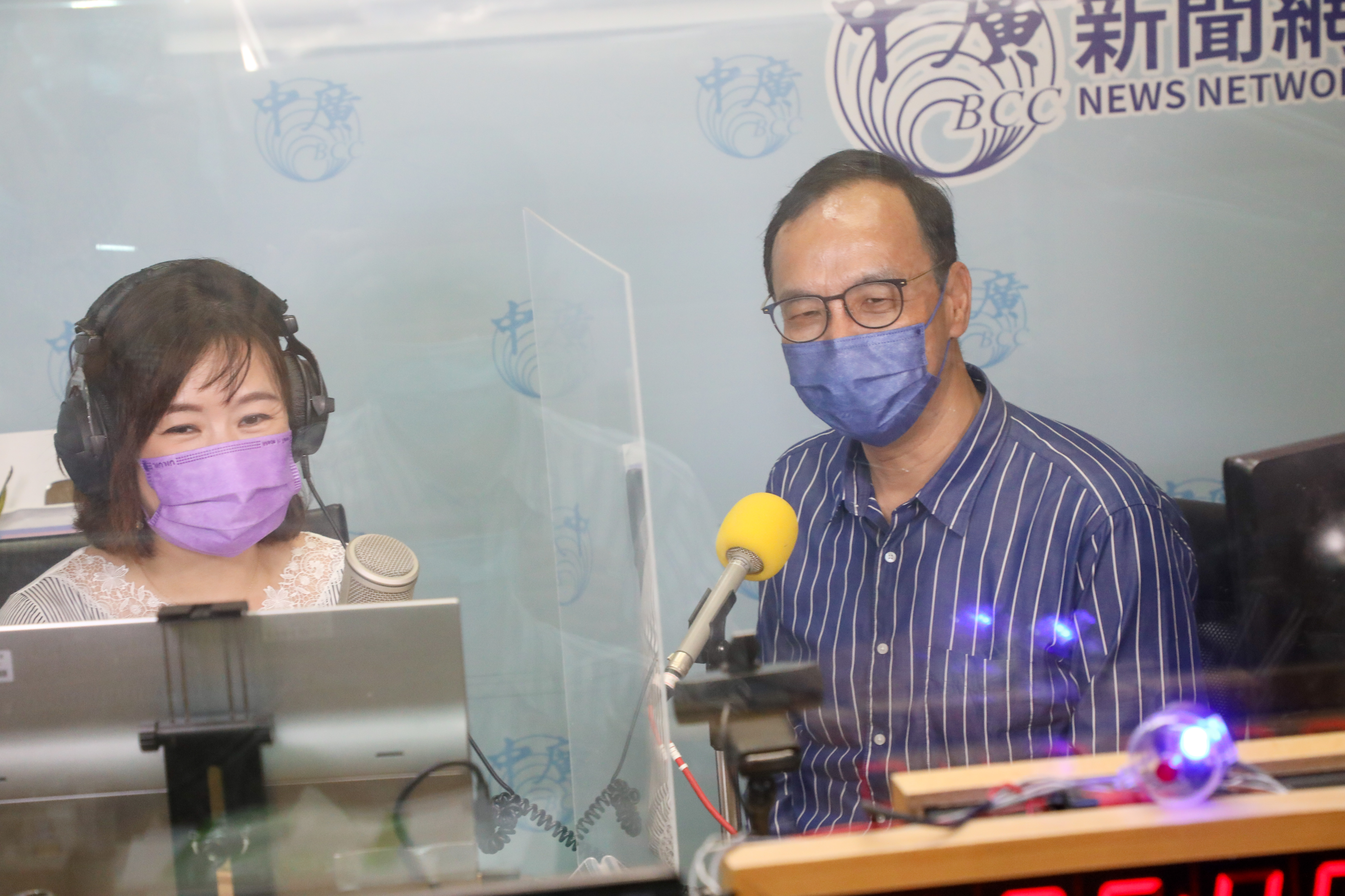 國民黨前主席朱立倫（右）今因日前臨時取消專訪，向王淺秋（左）致歉。（朱立倫辦公室提供）