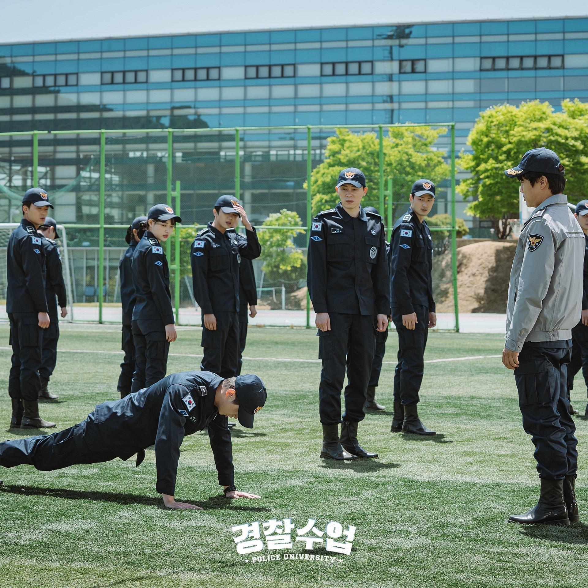 劇中許多是演警大新入生的演員都是新生代的演員,想盡辦法希望能和車太鉉(右)變熟。(翻攝自KBS Drama Facebook)