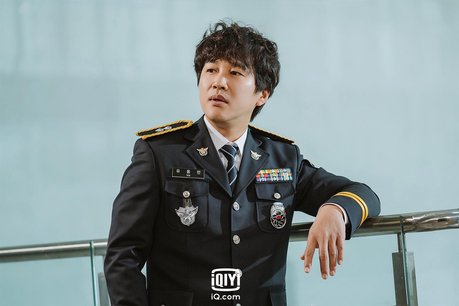 車太鉉在《警察課程》飾演一名刑警,在追凶過程中因故被調職到警察大學當教授。(愛奇藝國際站提供)