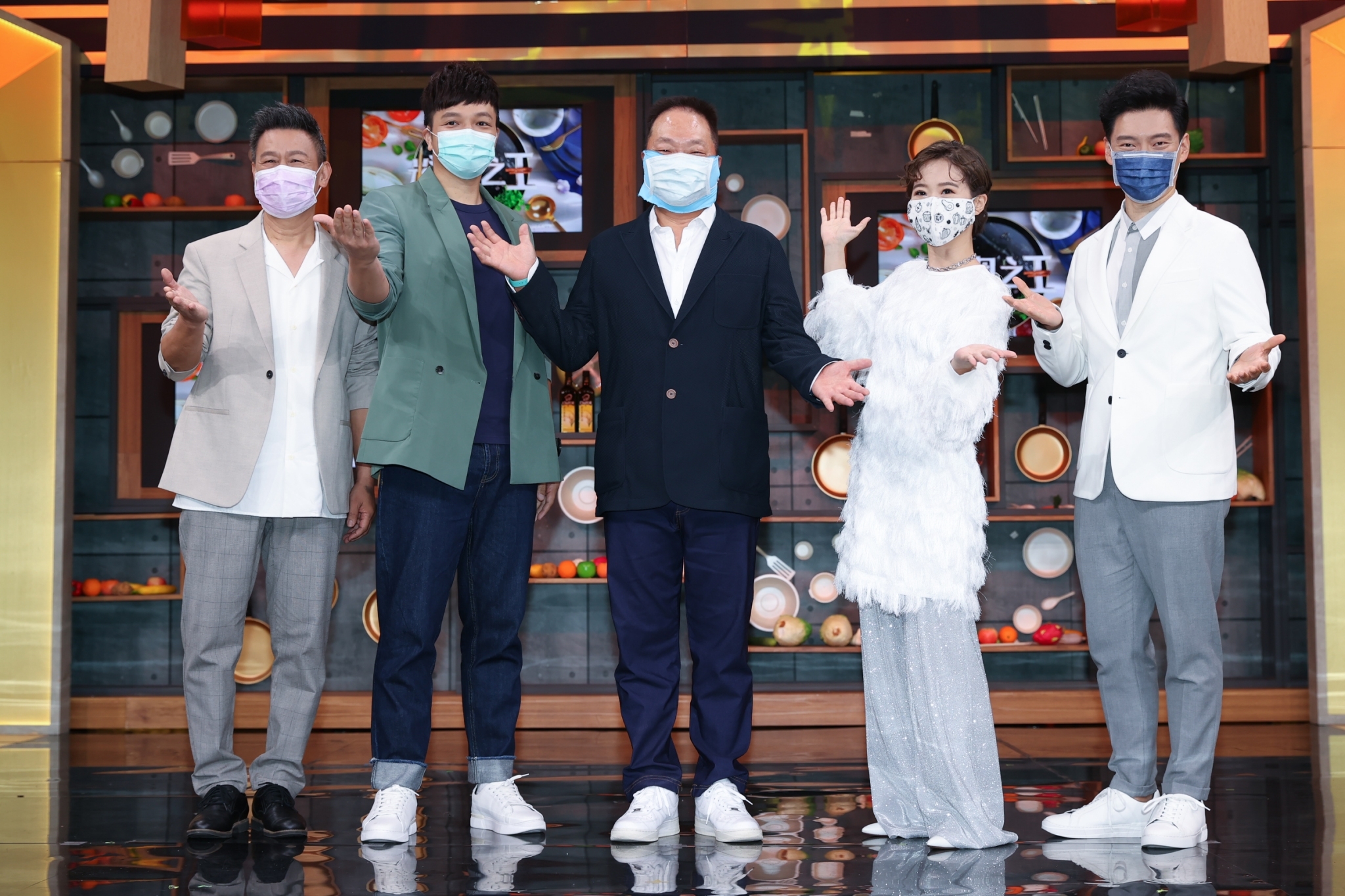 東森主管透露，王令麟（中）要求今年合併營收將以340億元為目標，全年每股獲利也將挑戰16元。