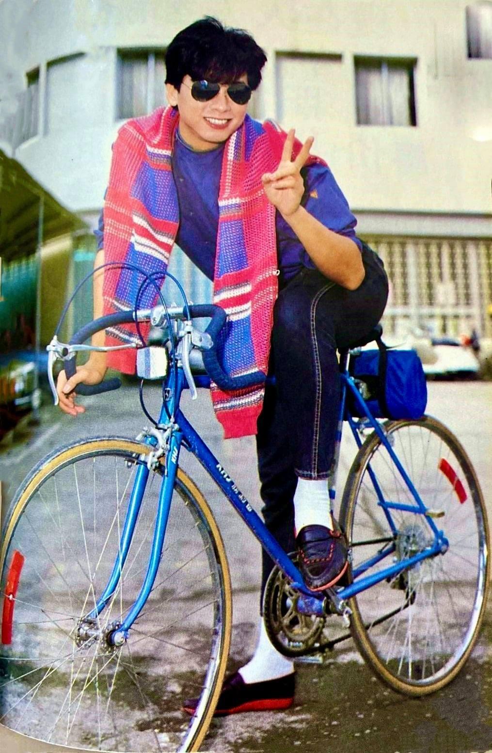 曹西平曬出自己40年前的舊照,強調「雖然老了但態度依舊在」。(翻攝自曹西平的粉絲愛團粉絲團)