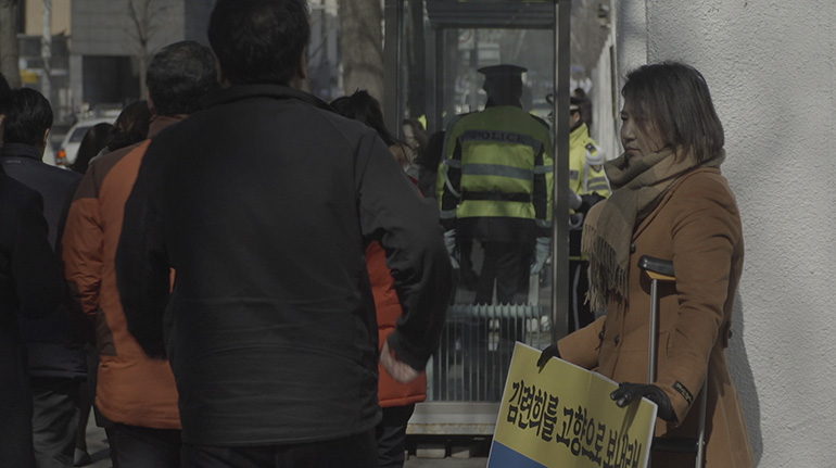 紀錄片《我來自北韓 我想回平壤》原名為《影子花》，蘊含著金蓮希（右）和家人分開後的複雜心情。（翻攝自Daum Movie）