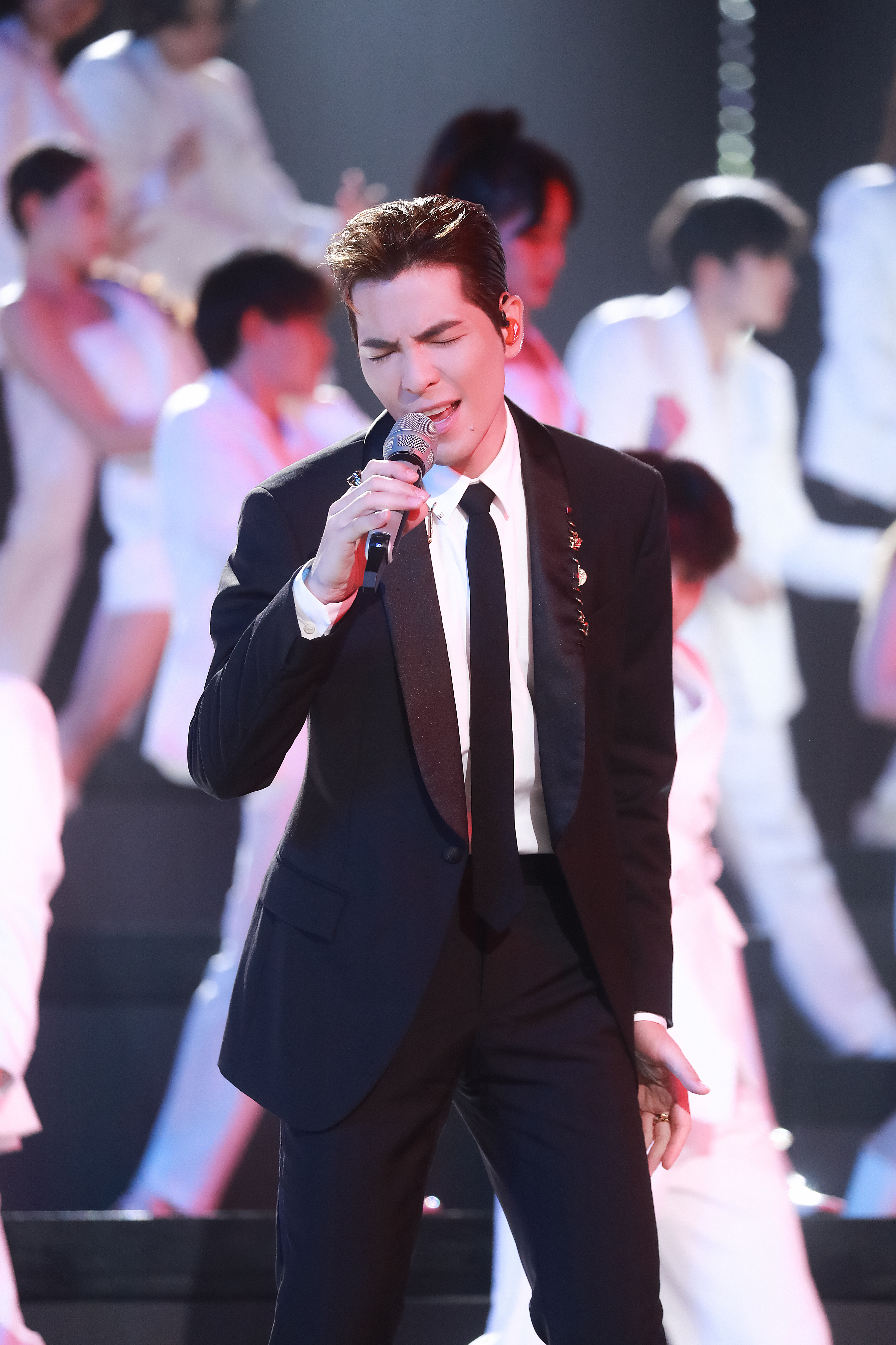 老蕭帶領40位的舞者，演唱〈猴籠〉，氣勢十足。（喜鵲娛樂提供）