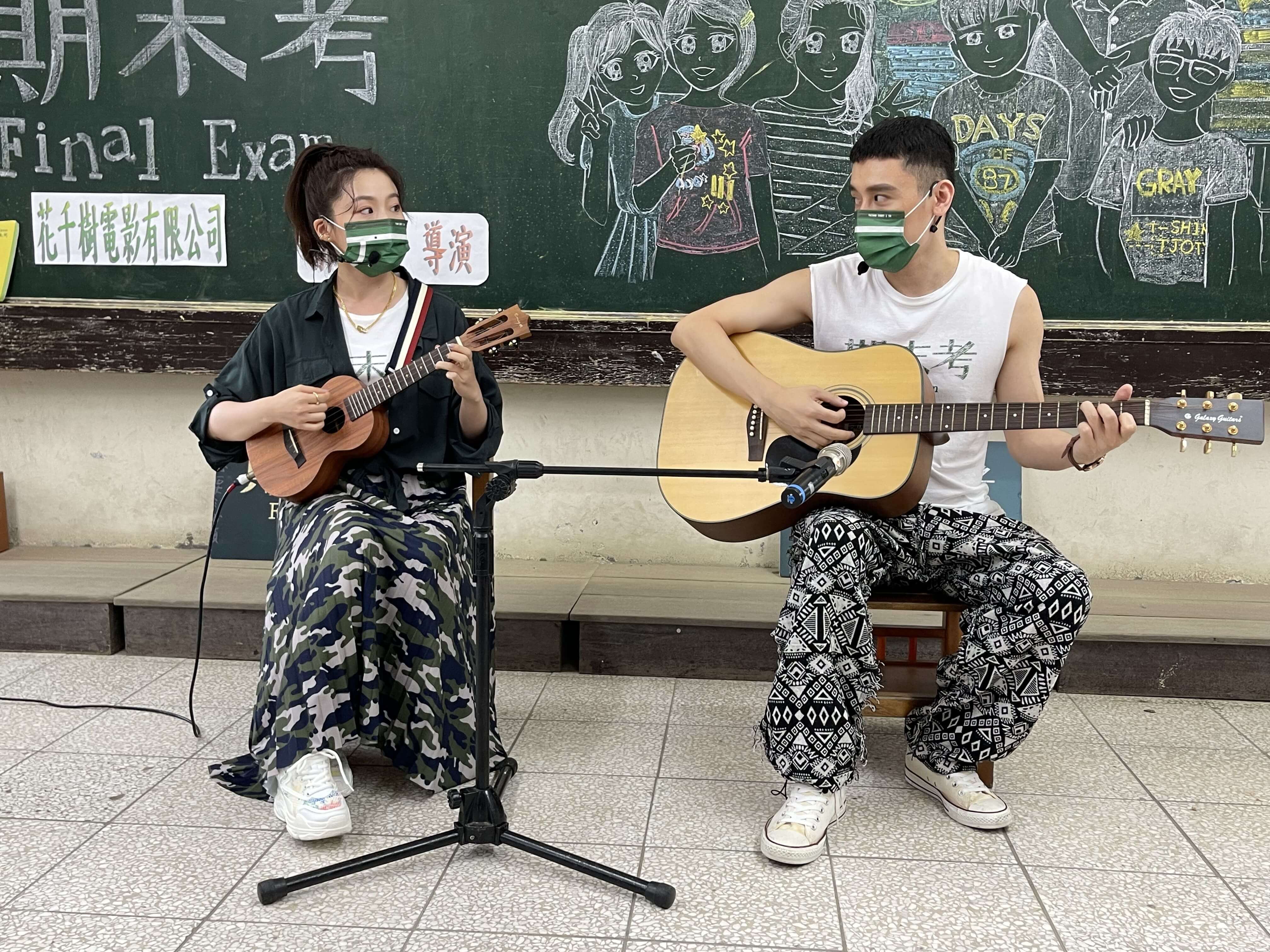 楊小黎與邱志宇重現片中音樂教唱，以烏克麗麗、吉他伴奏演唱電影主題曲〈我就是愛〉。（海鵬提供）