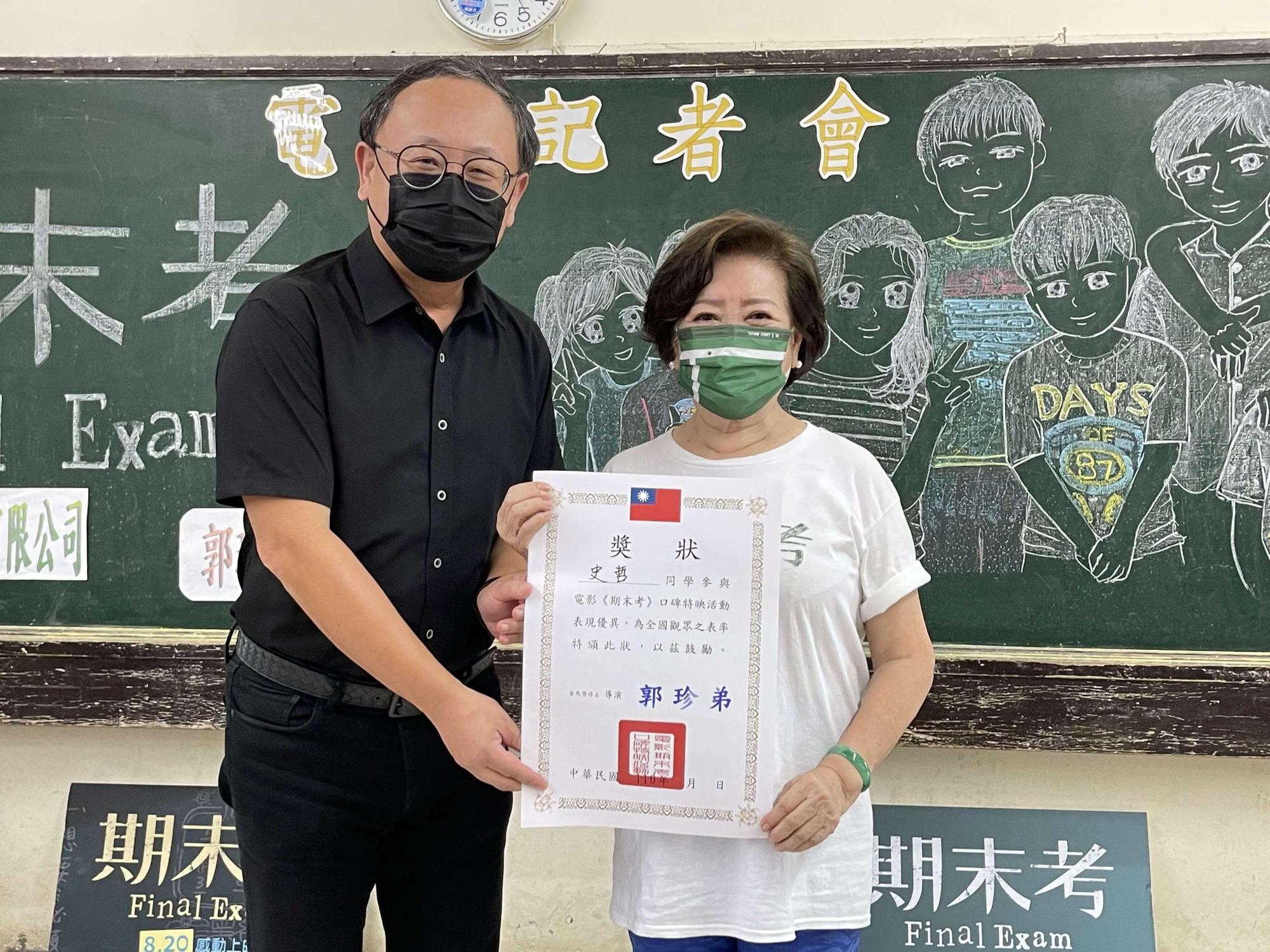 陳淑芳頒發獎狀給高雄市副市長史哲。(海鵬提供)